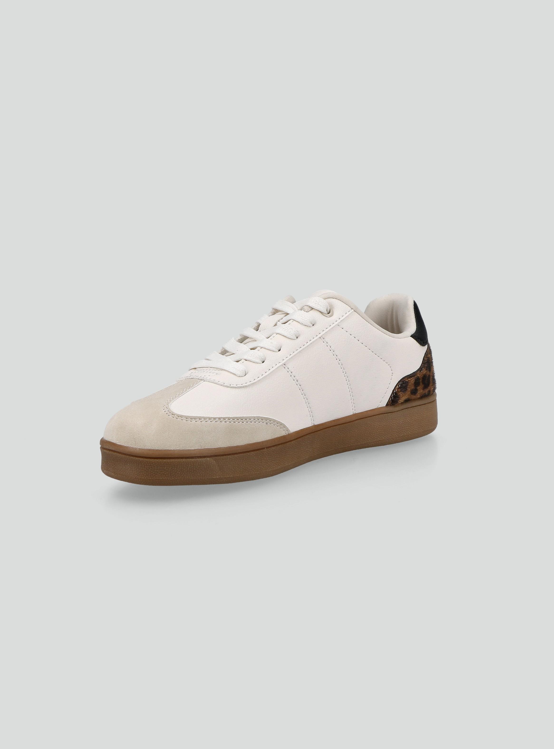 Zapatilla Urbana Acordonada con Tachas Metálicas Mujer-2