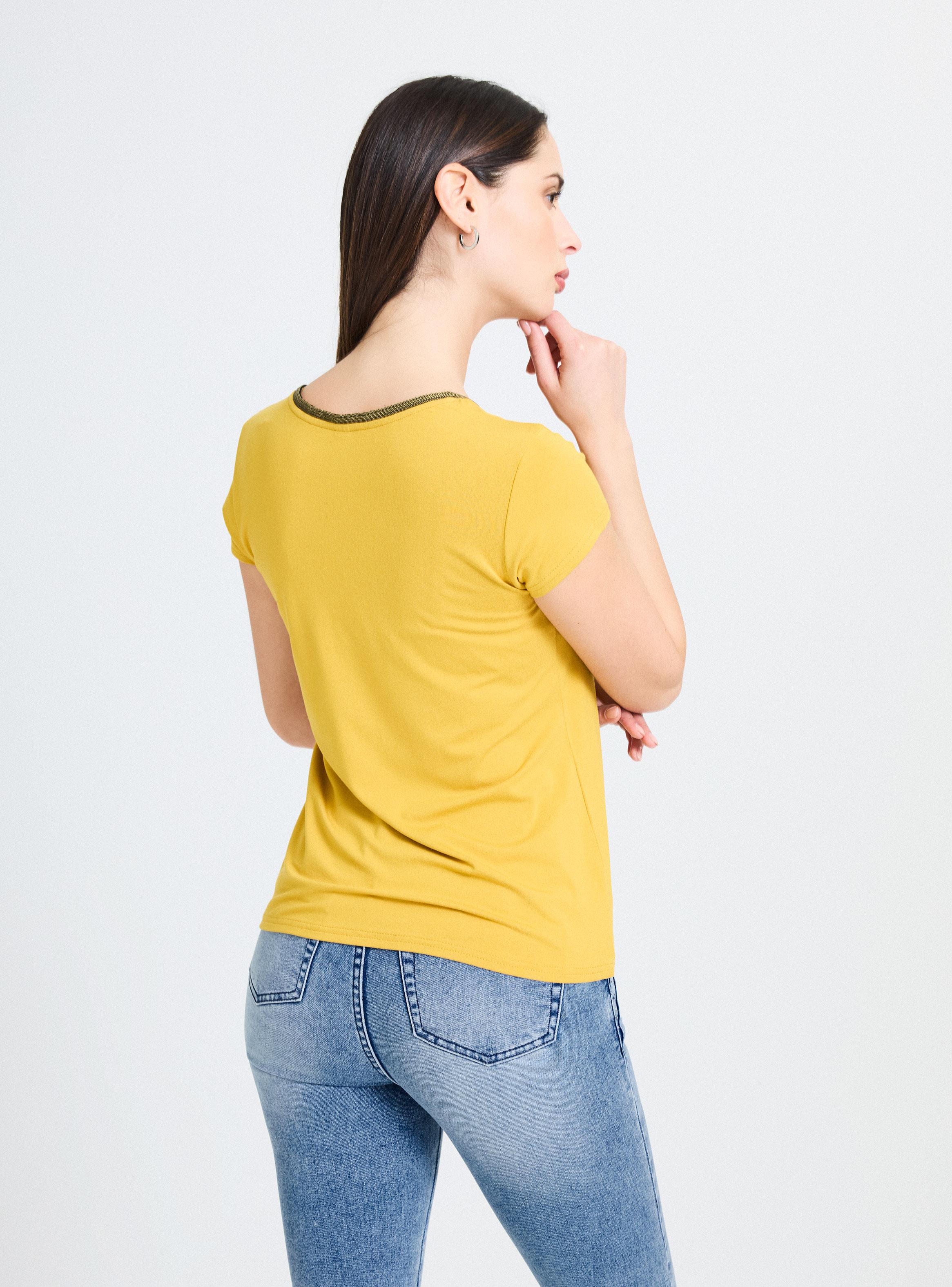 Polera Cuello V con Aplicación de Cadena-1