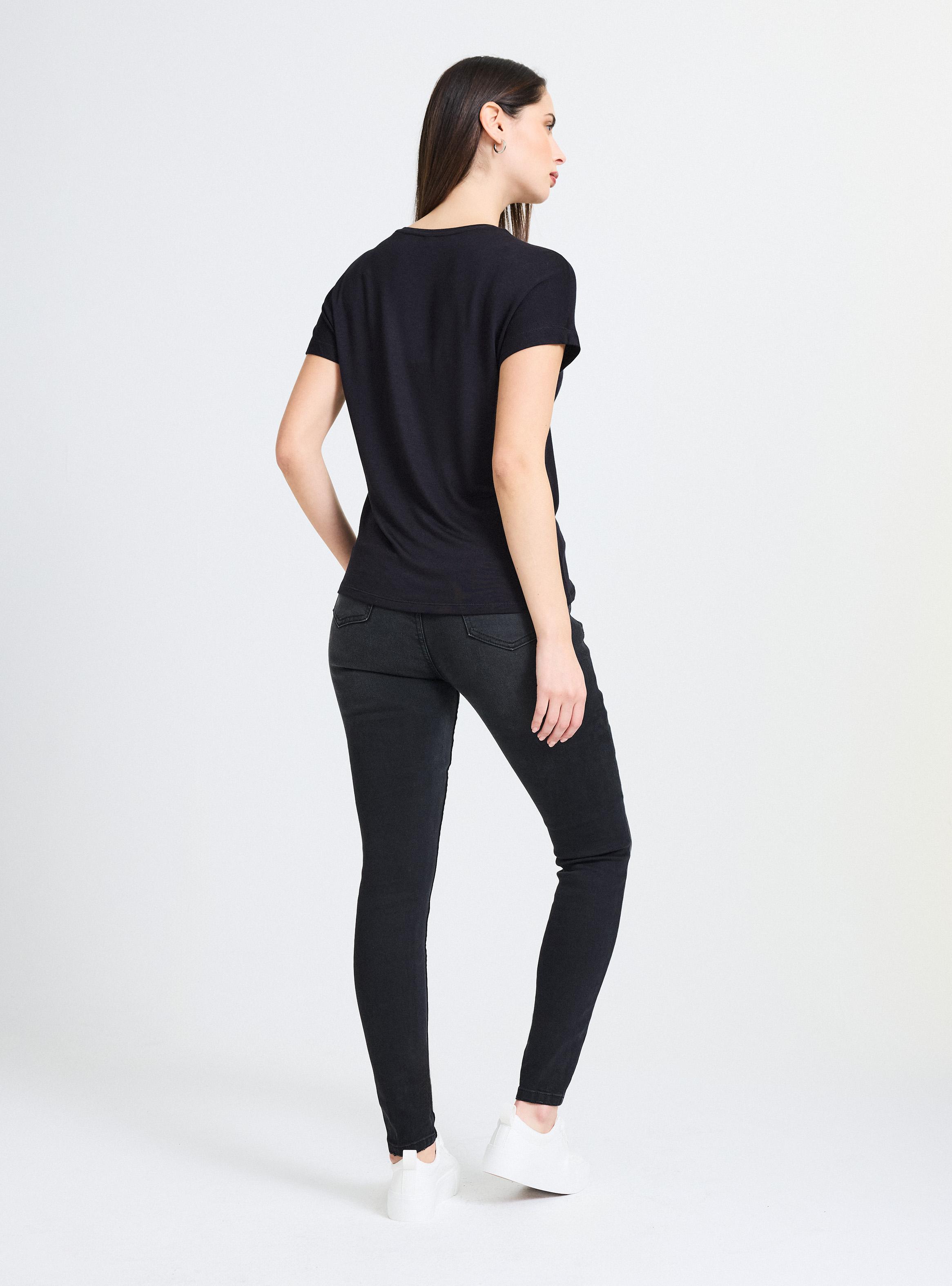 Polera Básica Holgada Viscosa Tejida Aplicaciones-5