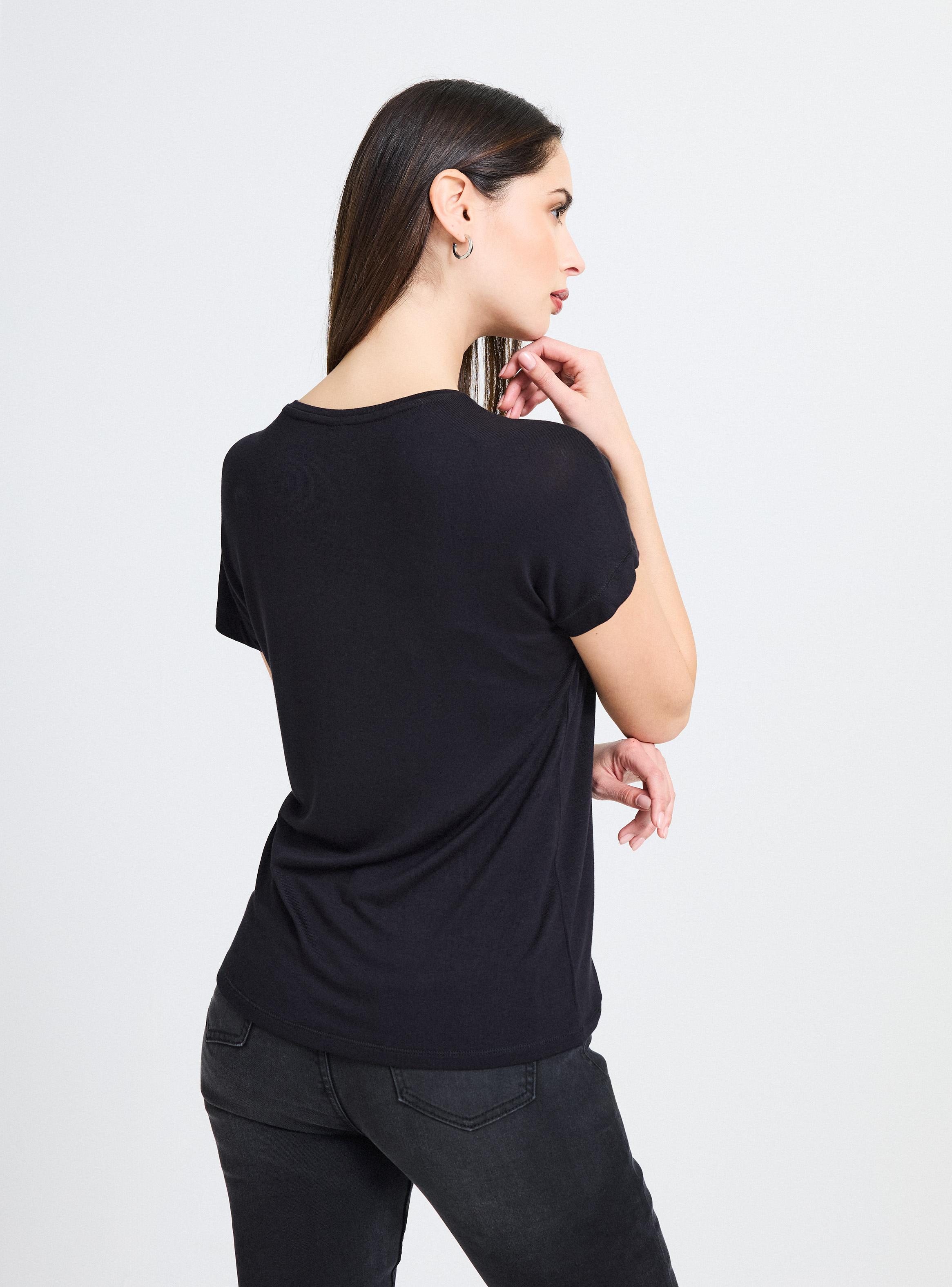 Polera Básica Holgada Viscosa Tejida Aplicaciones-1
