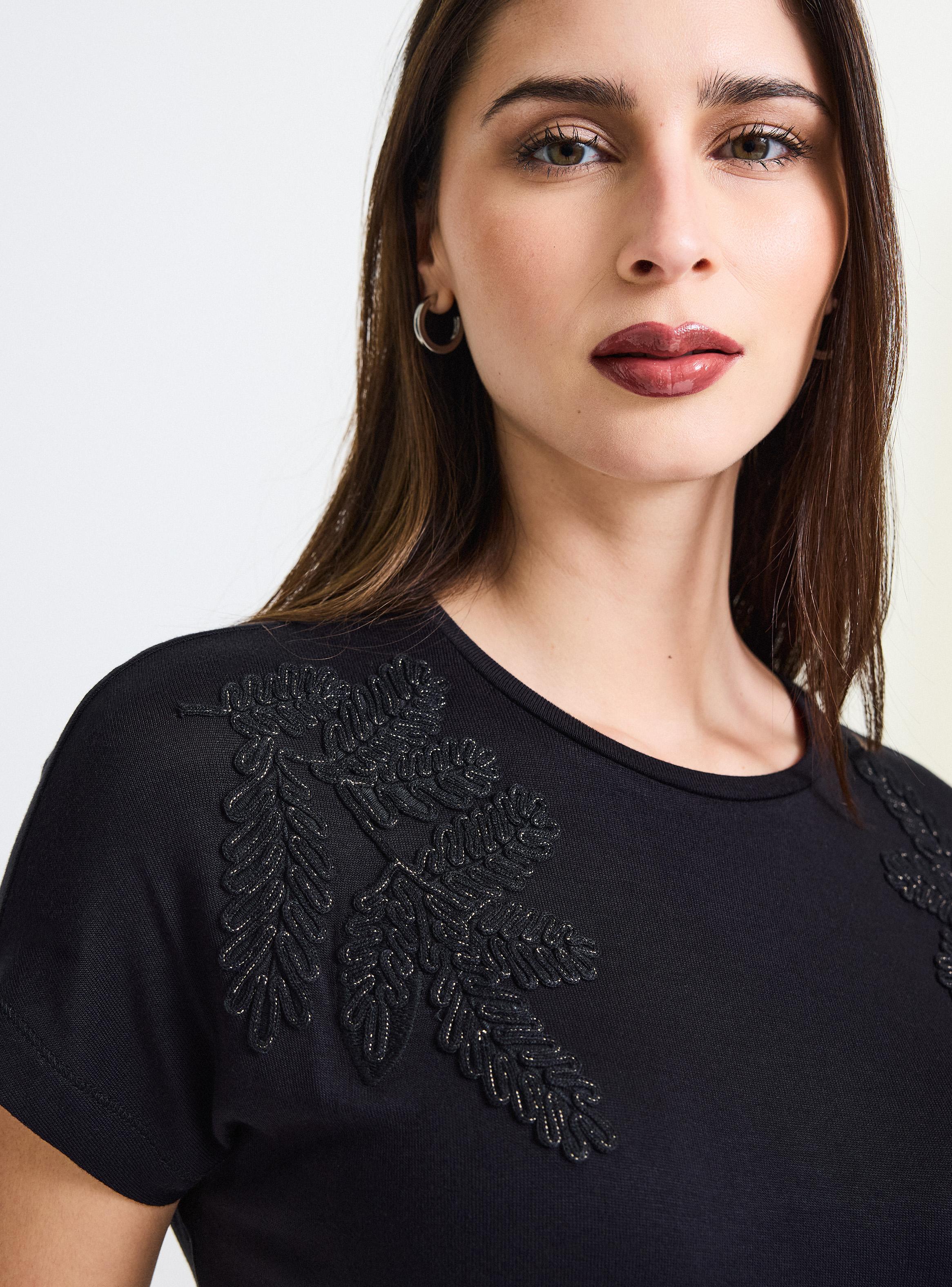 Polera Básica Holgada Viscosa Tejida Aplicaciones-2