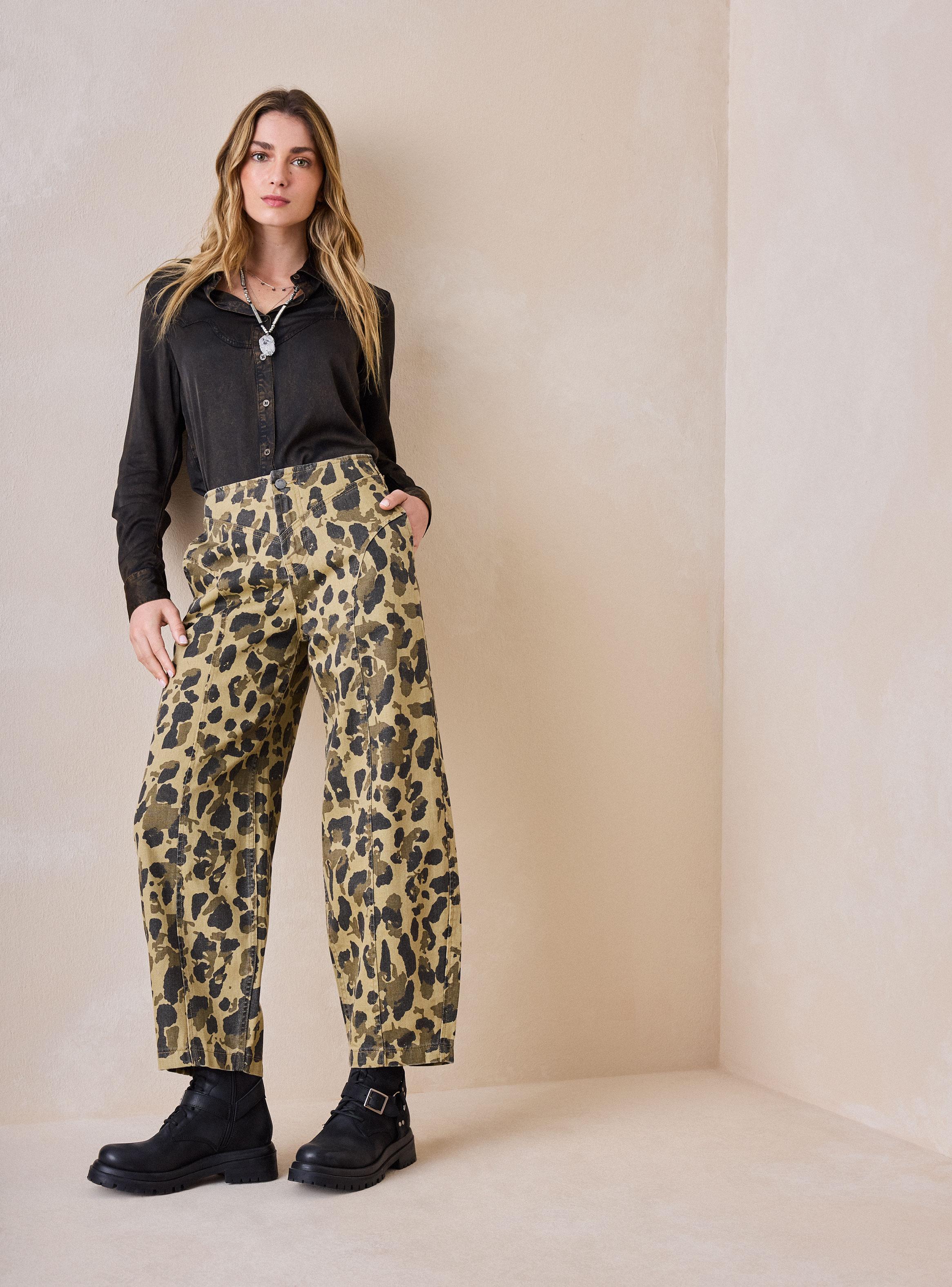 Pantalón con Cortes y Full Estampado-4