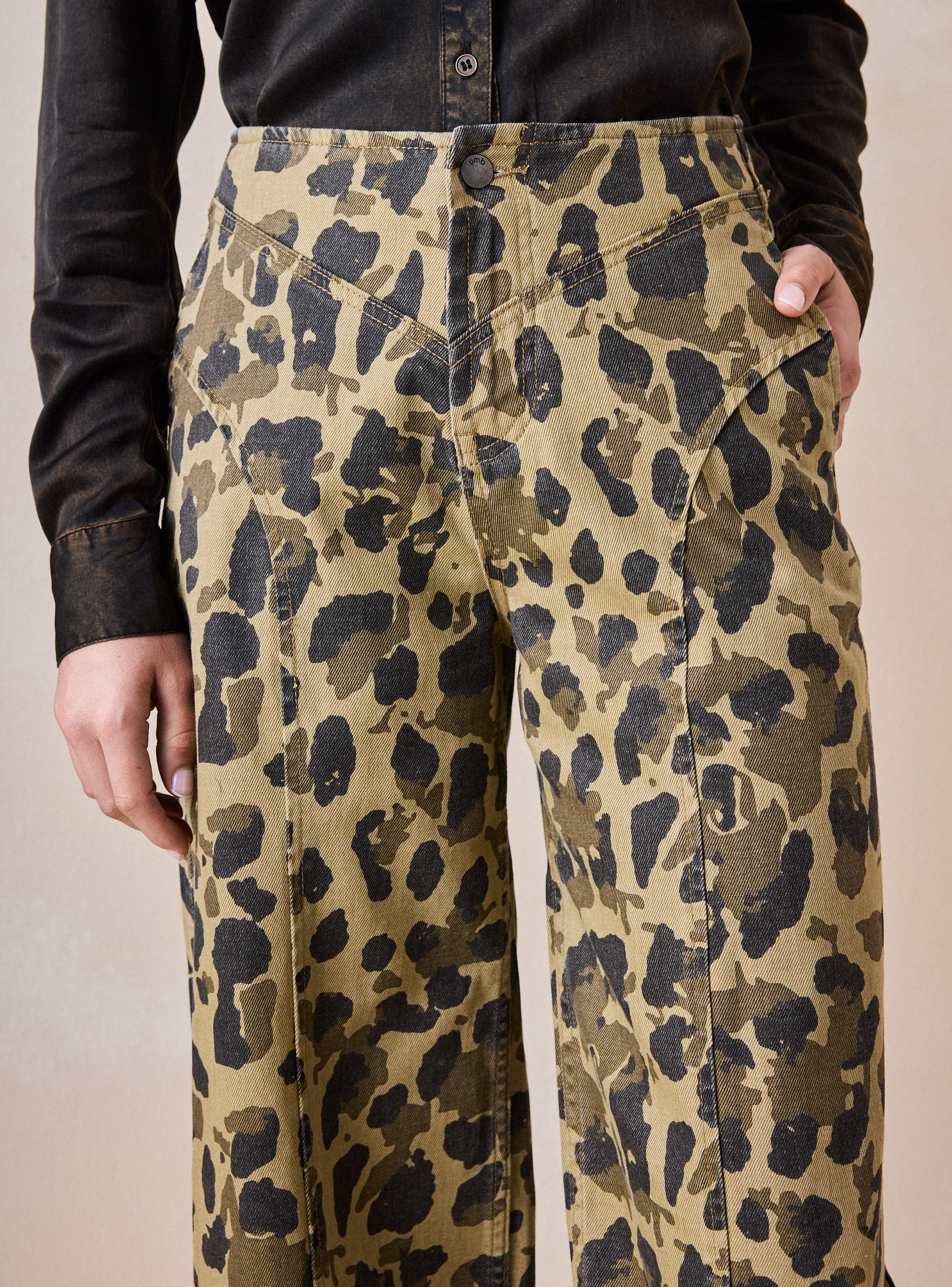 Pantalón con Cortes y Full Estampado-2