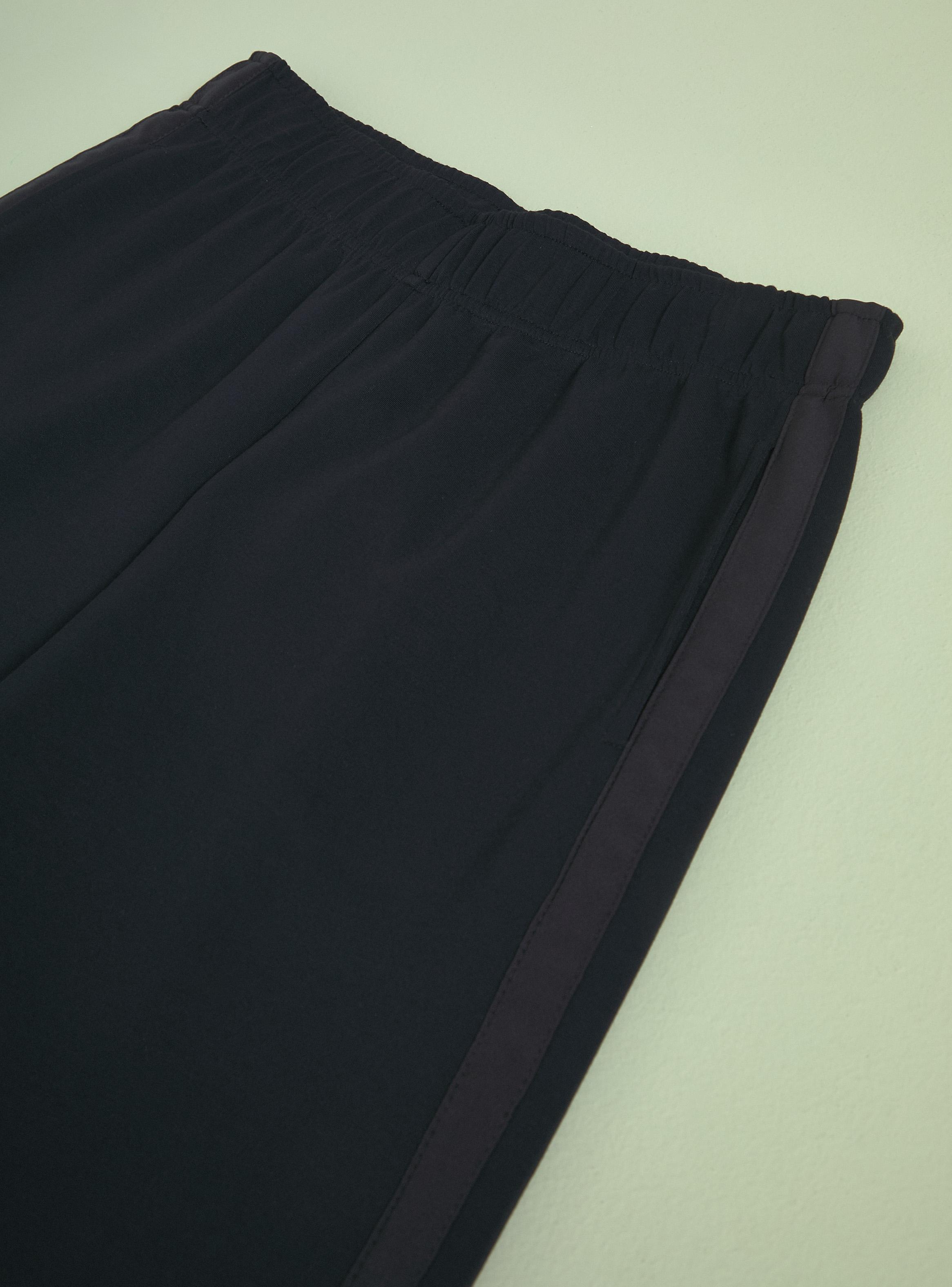 Pantalón de Buzo Corte Ancho con Detalles Franjas-2