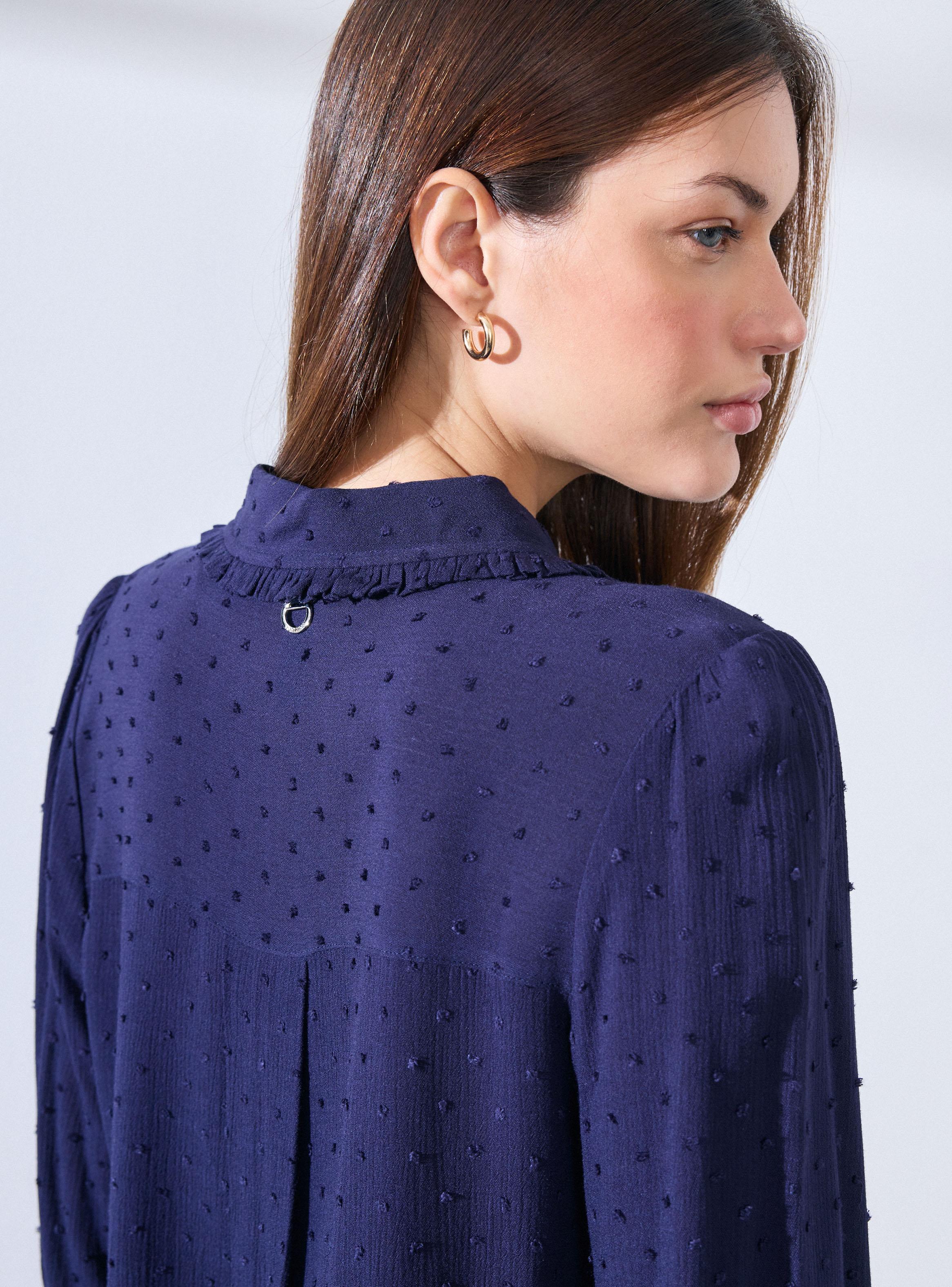 Blusa Textura de Lunares con Vuelo en Cuello-3