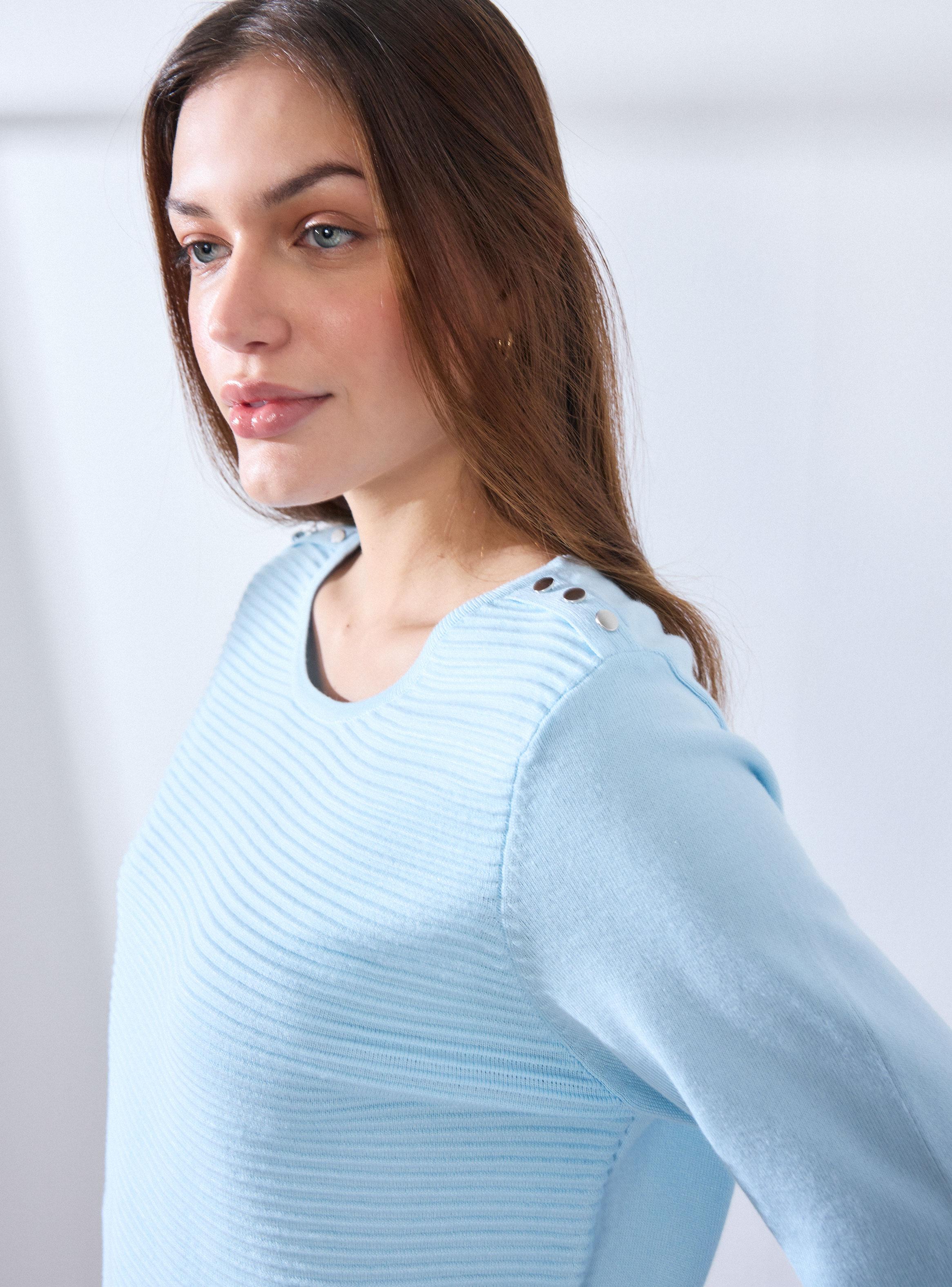Sweater con Textura de Líneas Delantero y Botones-2