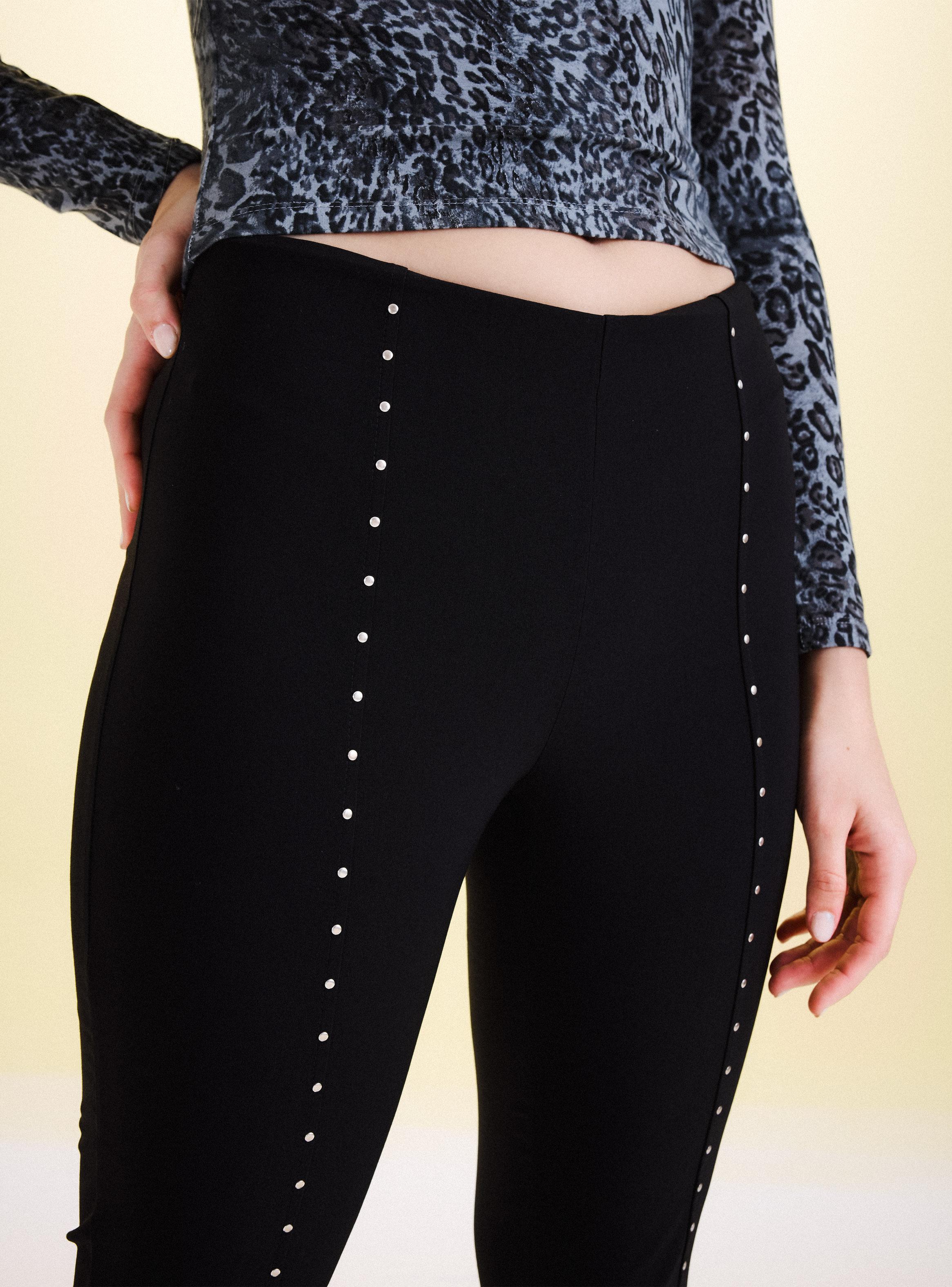 Pantalón Flare con Aplicación de Tachas-2