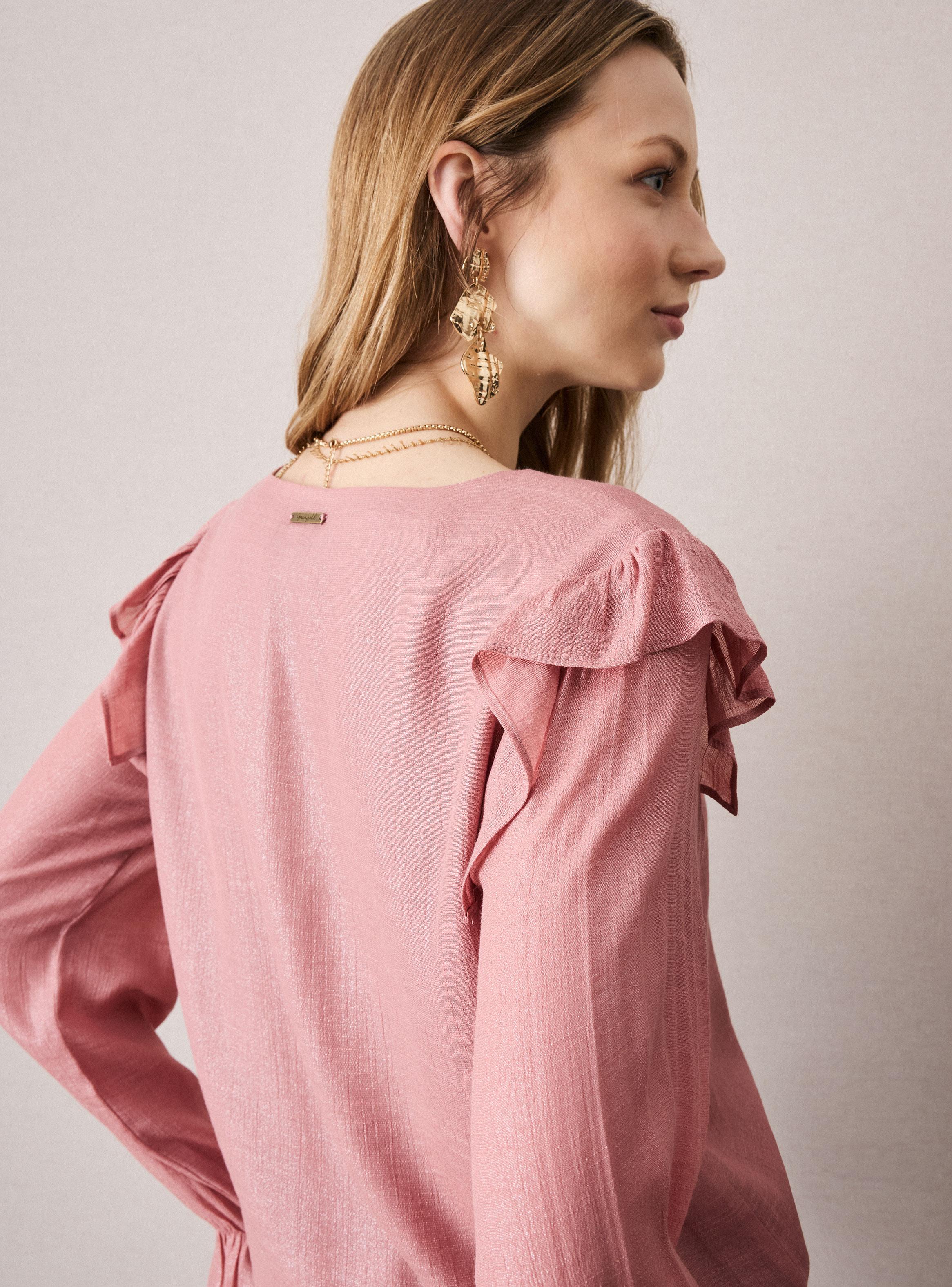 Blusa con Vuelos y Acabado Metalizado en Tela-3
