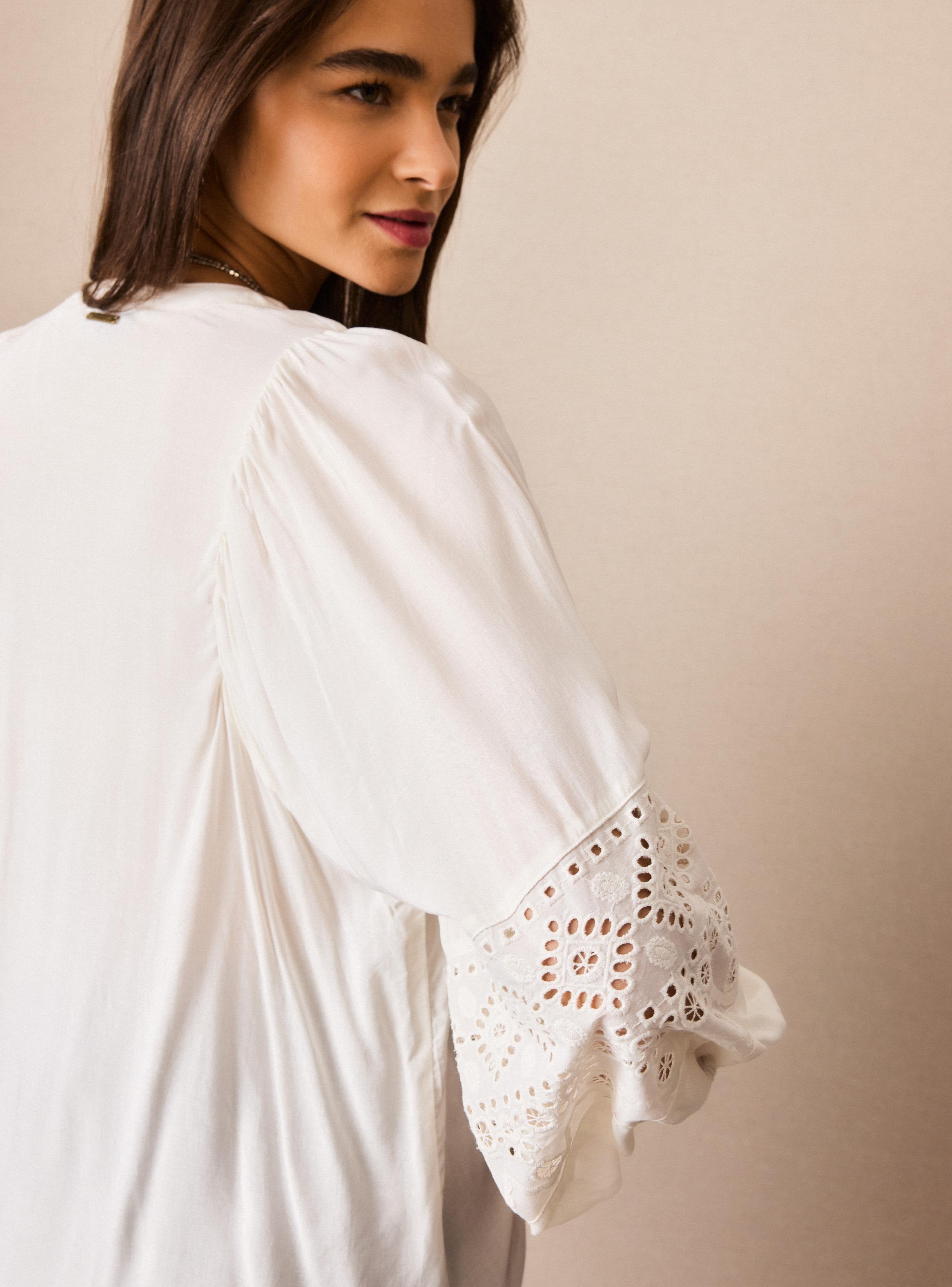 Blusa con Detalles Bordados-3