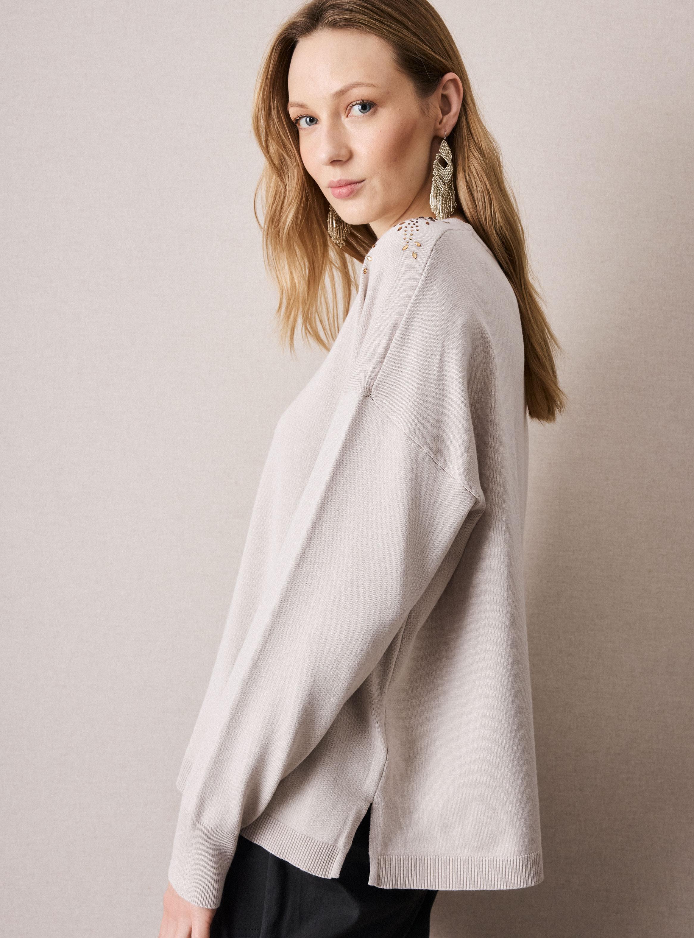 Sweater Liviano con Tachas en Hombro-3