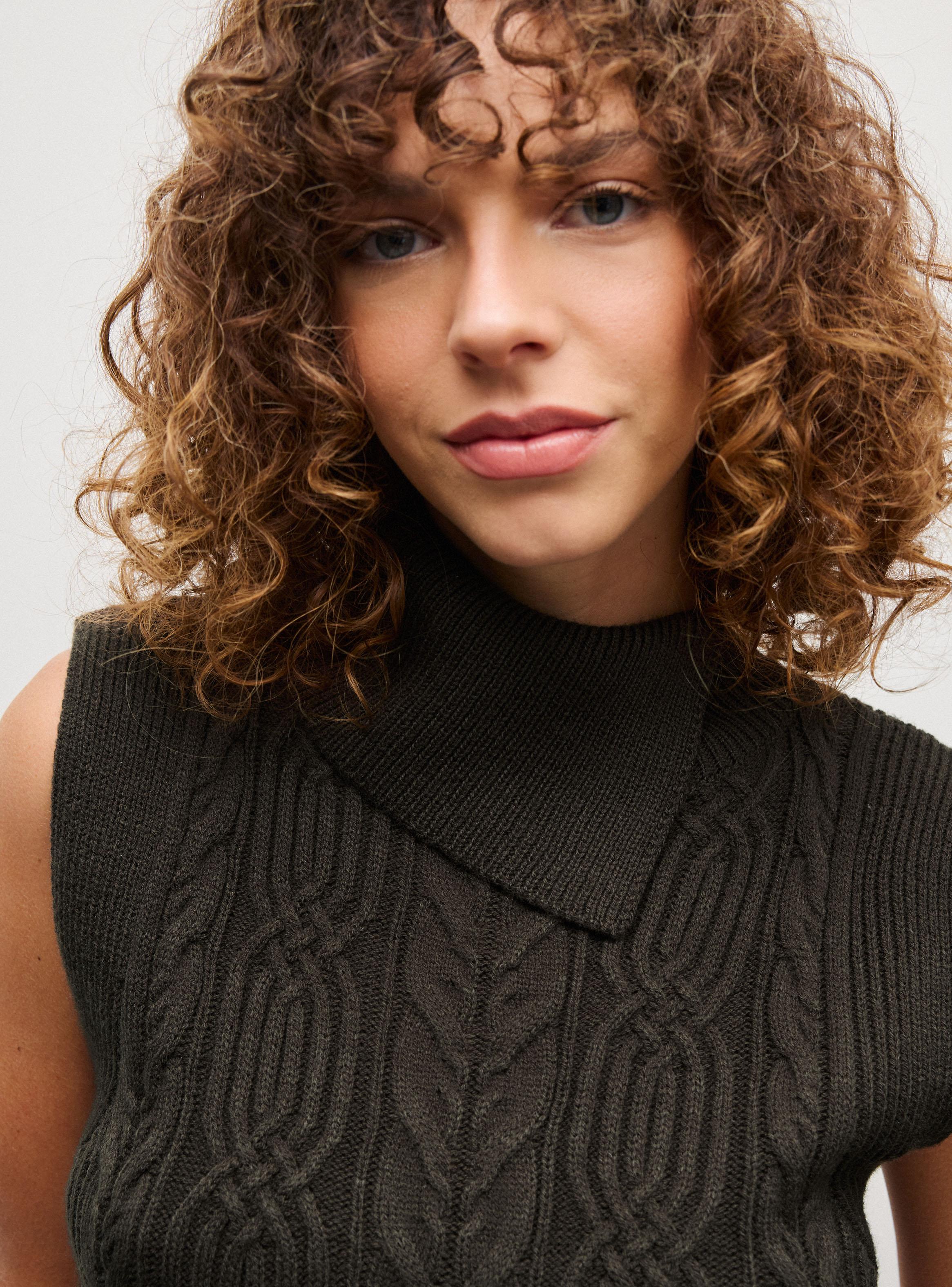 Sweater sin Mangas Trenzado Cuello Alto-2