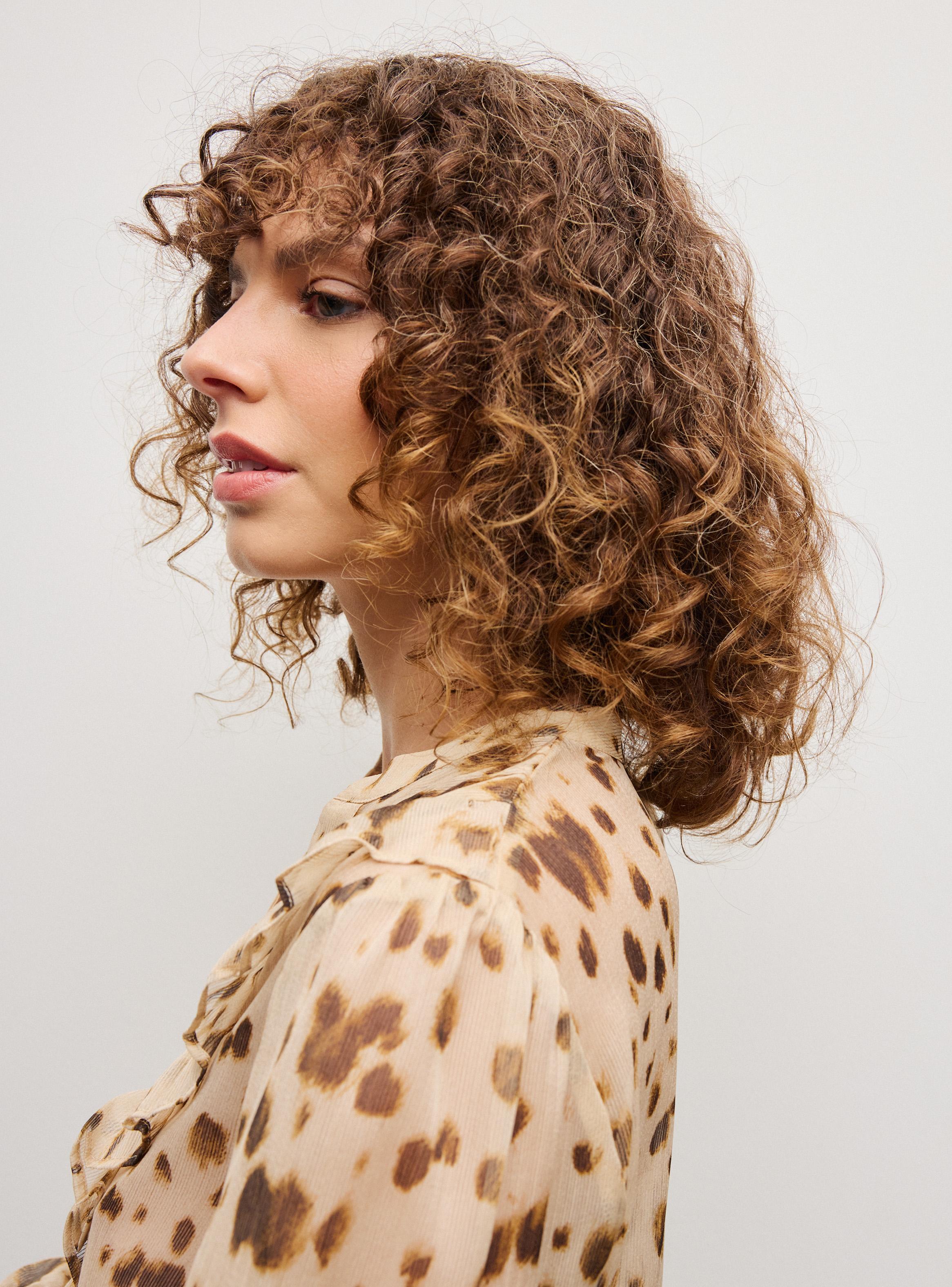 Blusa Transparencia Abotonada con Vuelos-3
