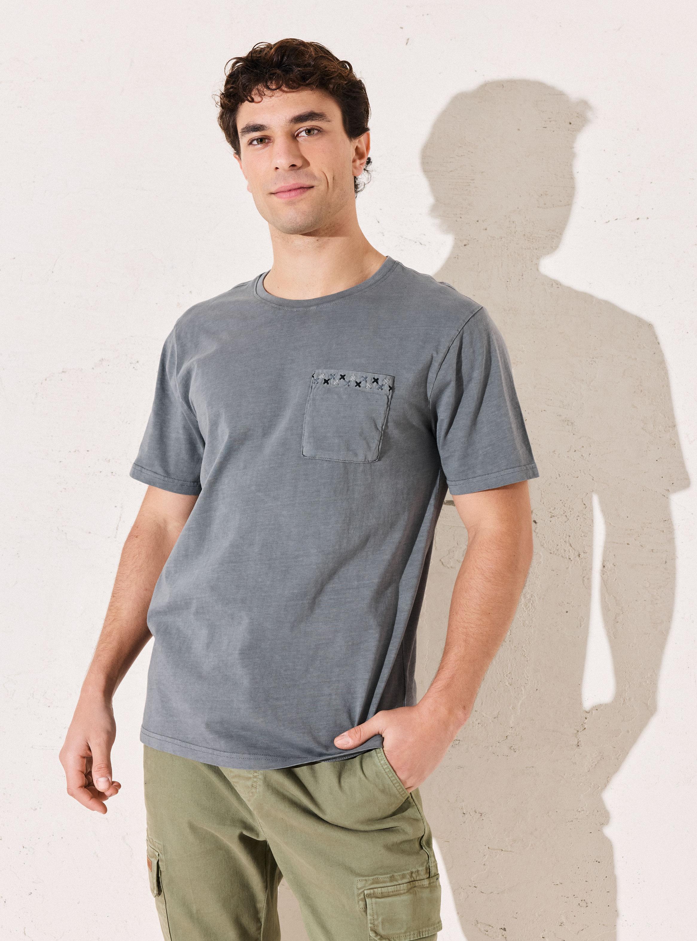 Polera Manga Corta con Bolsillo Bordado-0