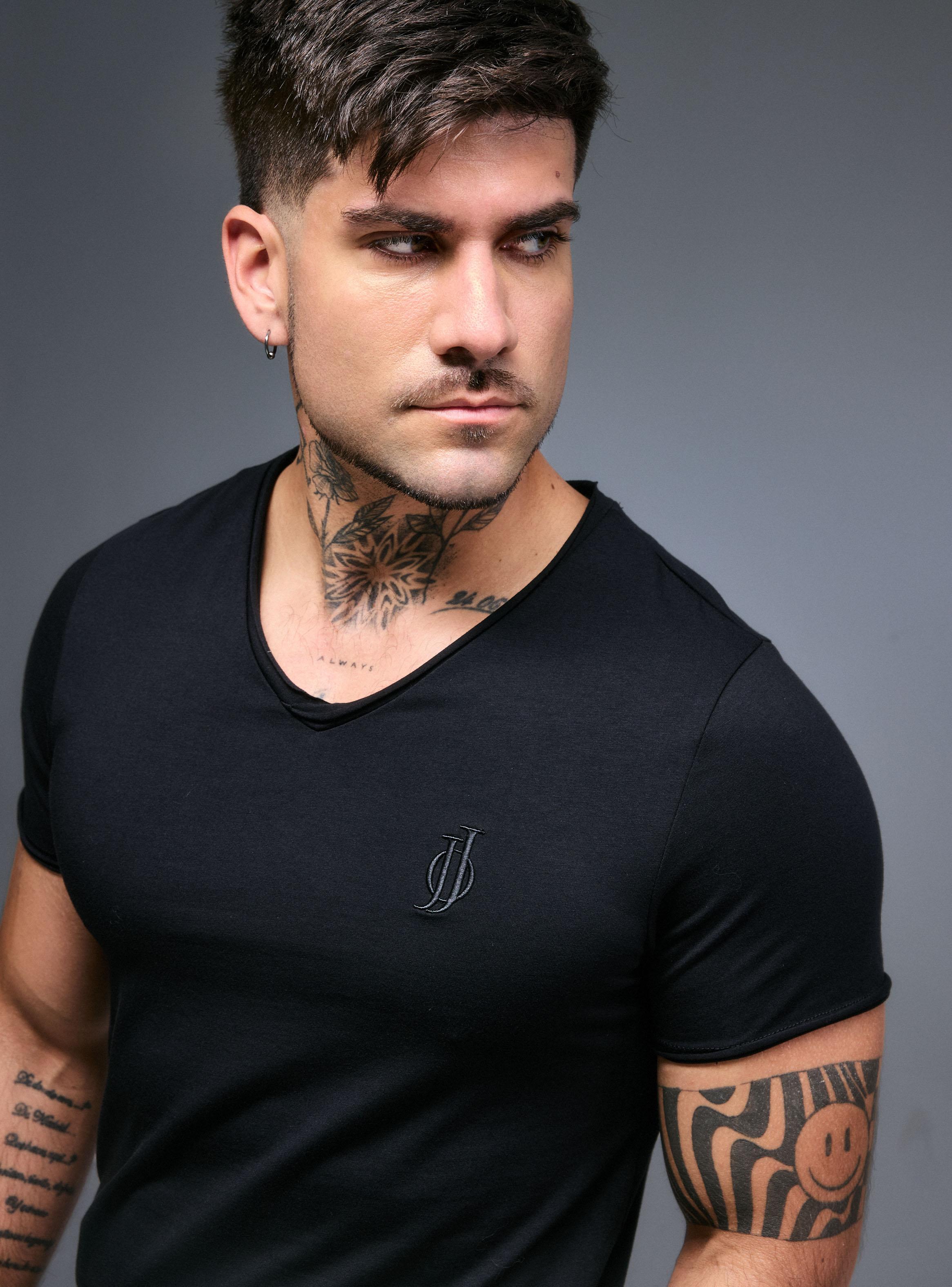 Polera Básica Ajustada Cuello V-2