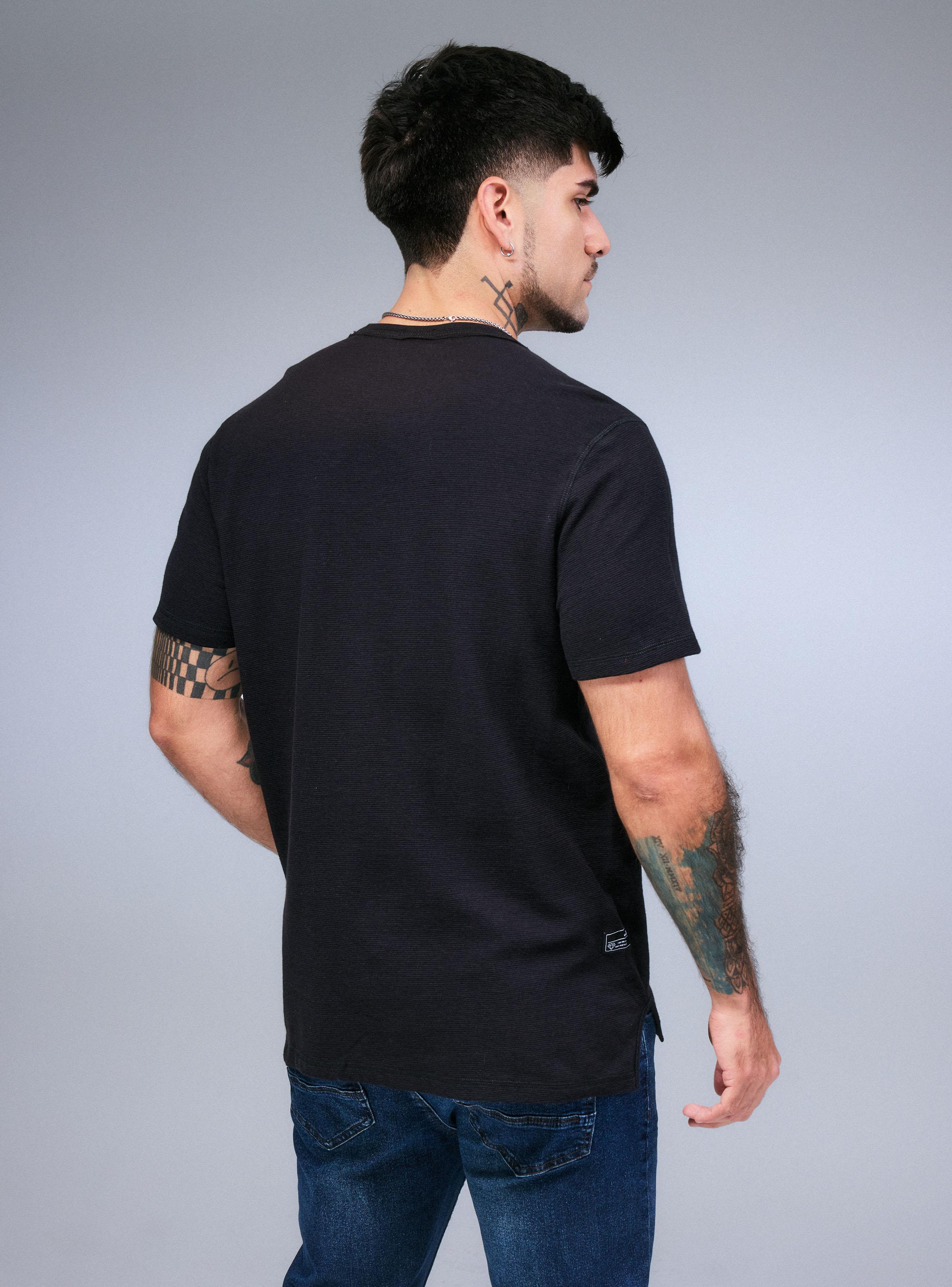 Polera Longfit Tela Texturada Corte-1