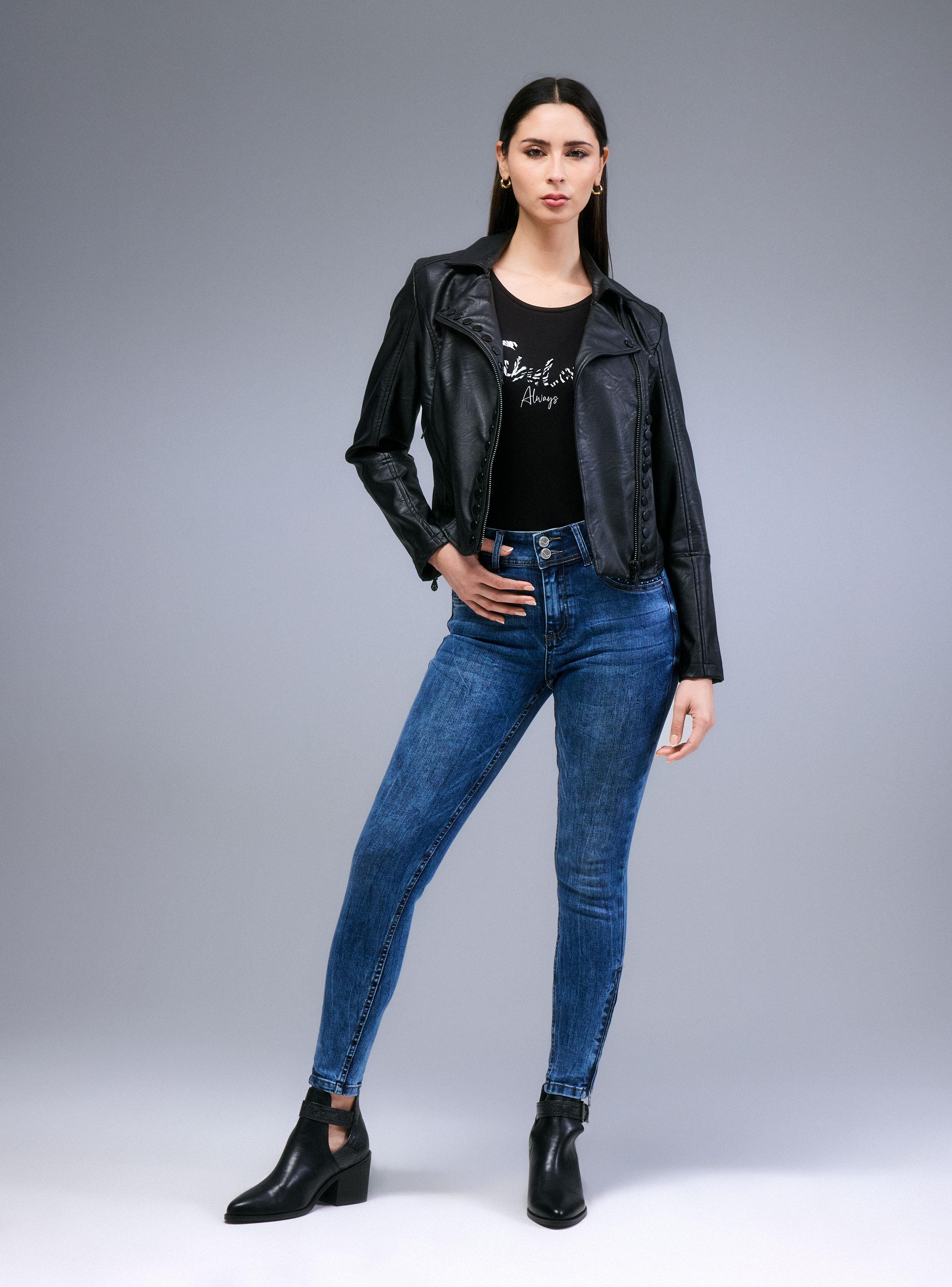 Chaqueta Rockera Simil Cuero con Broches Grandes-4