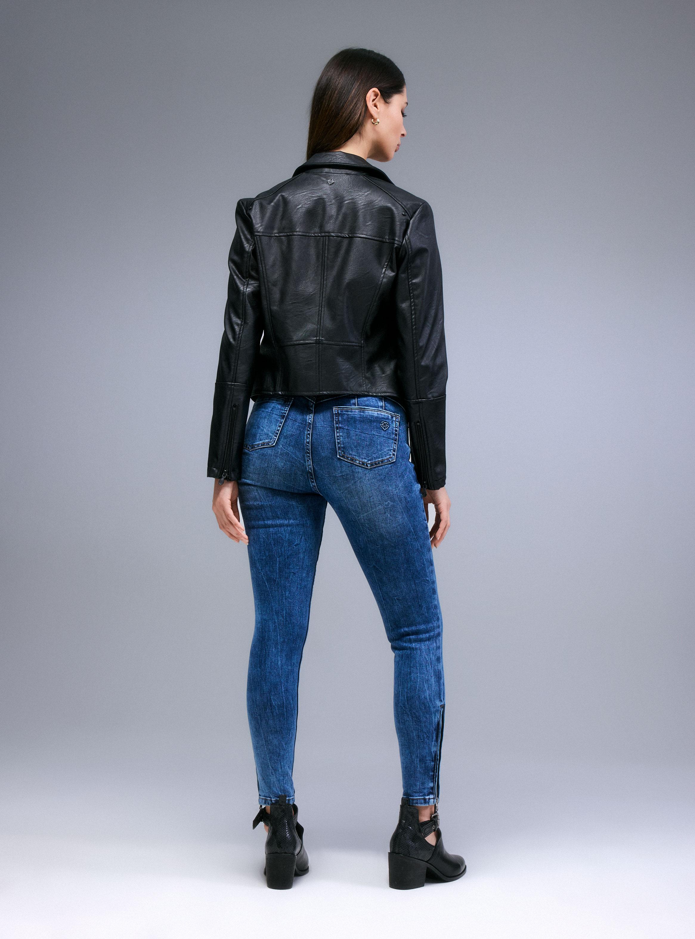 Chaqueta Rockera Simil Cuero con Broches Grandes-5