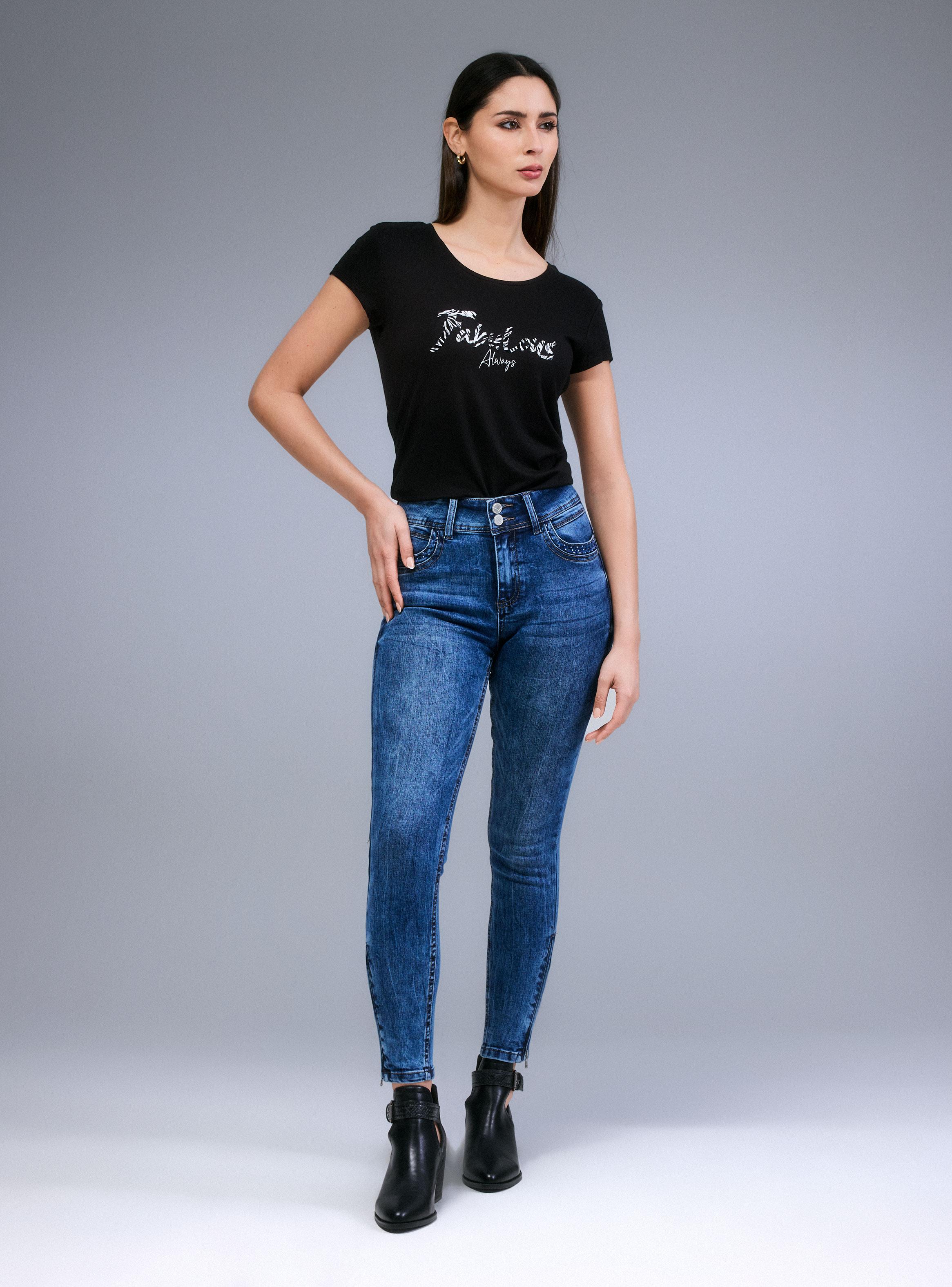 Polera Básica Ajustada Escote Redondo Gráfica Brillante-4