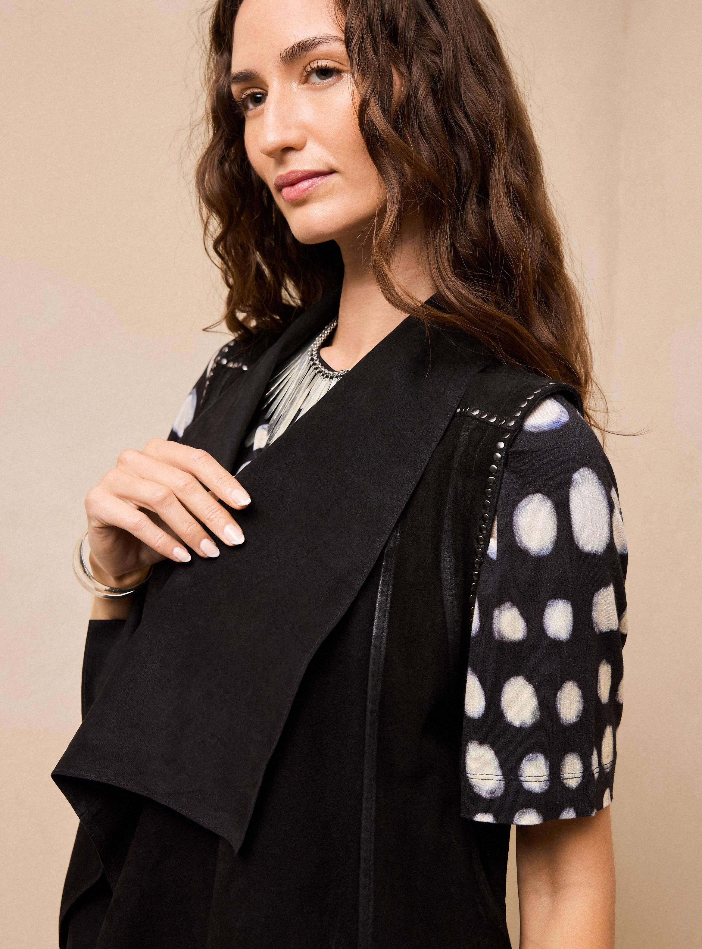 Chaqueta de Cuero Detalle Tachas en Hombros y Canesú-2