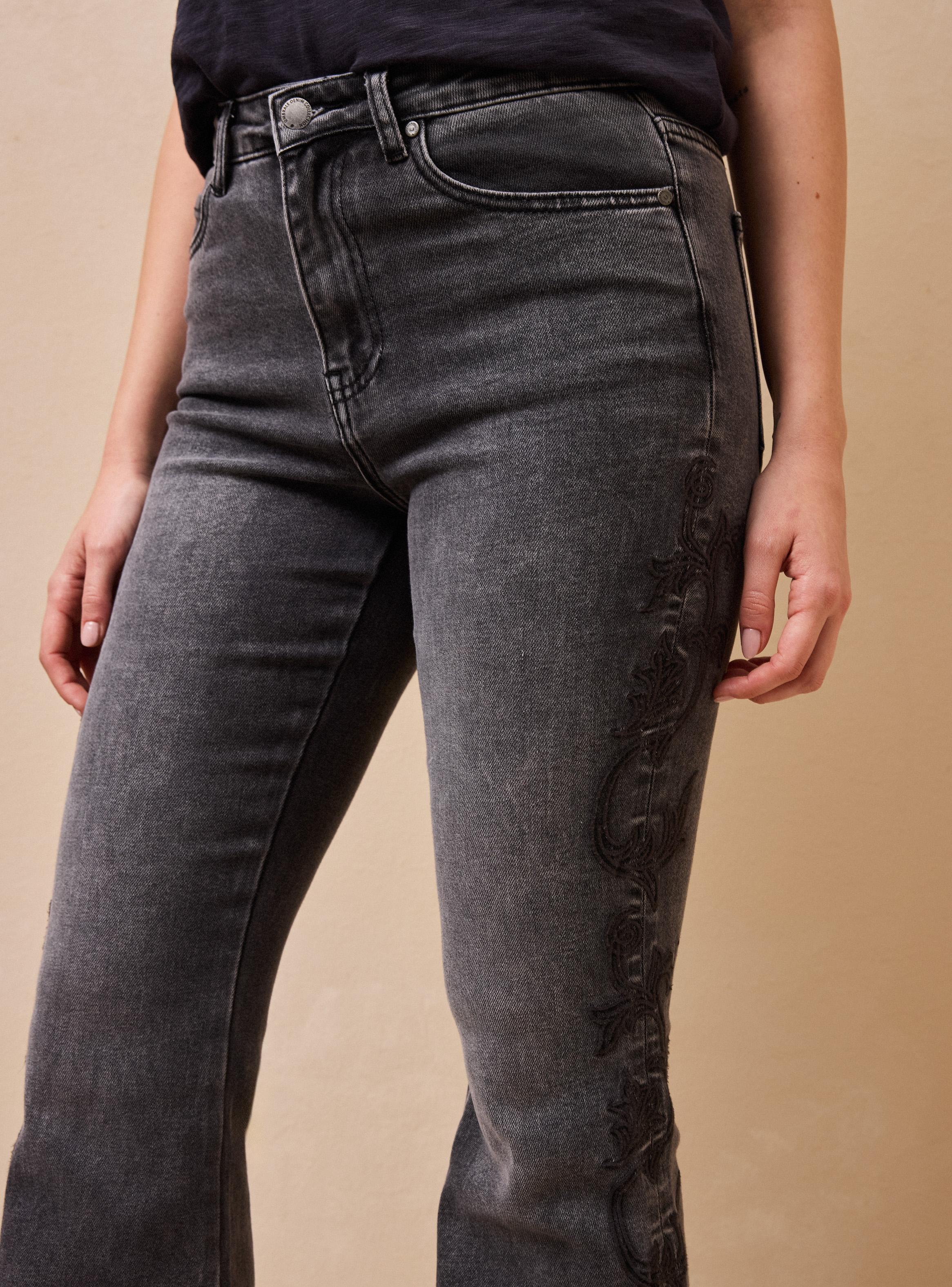 Jeans con Bordados en Costados-2