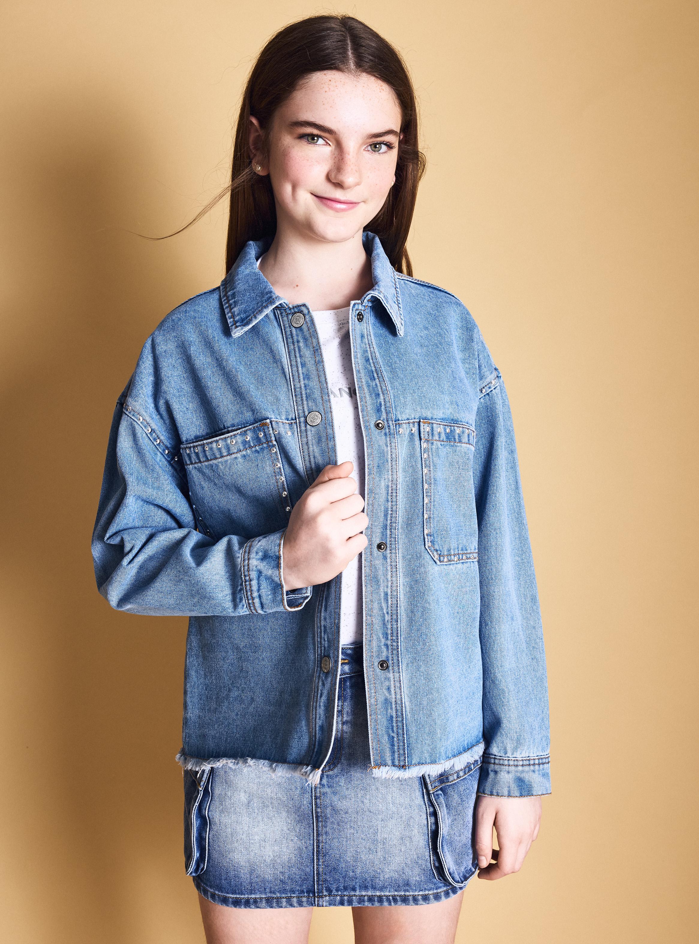 Chaqueta Denim con Tachas y Basta Deshilachada-3
