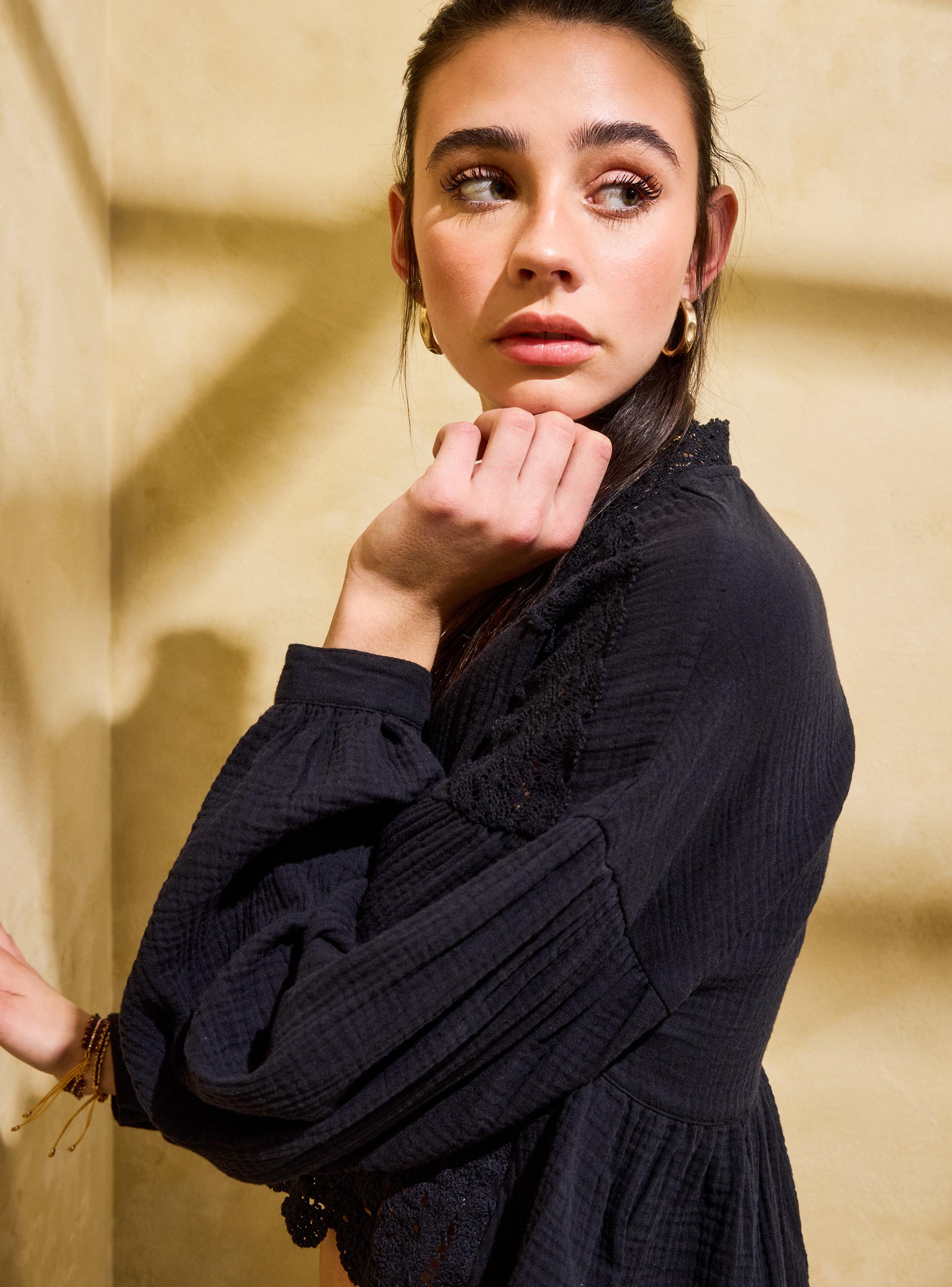 Blusa con Aplicaciones de Macramé-3