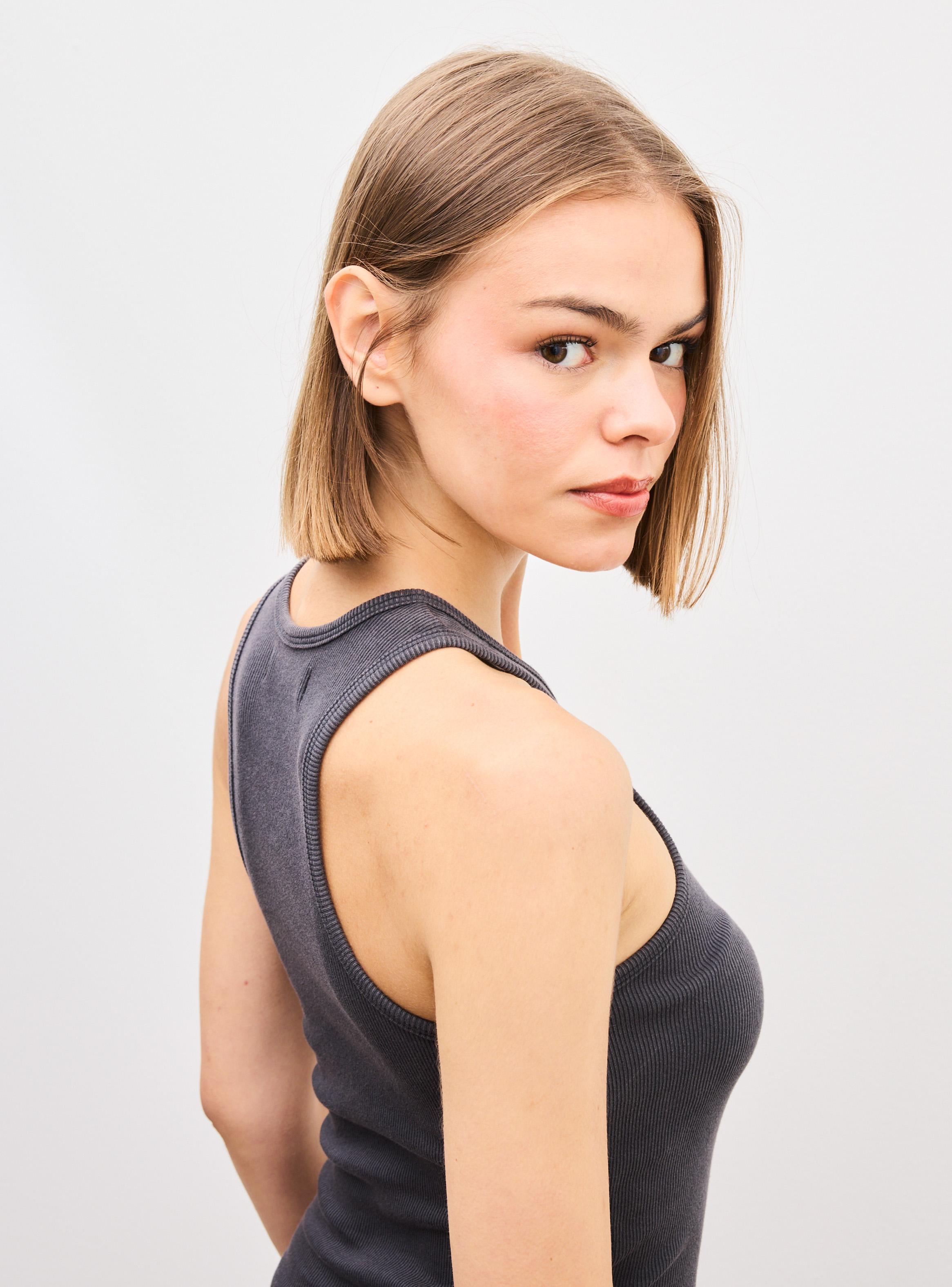 Polera Halter Ajustada Tela Acanalada con Efecto Lavado-3