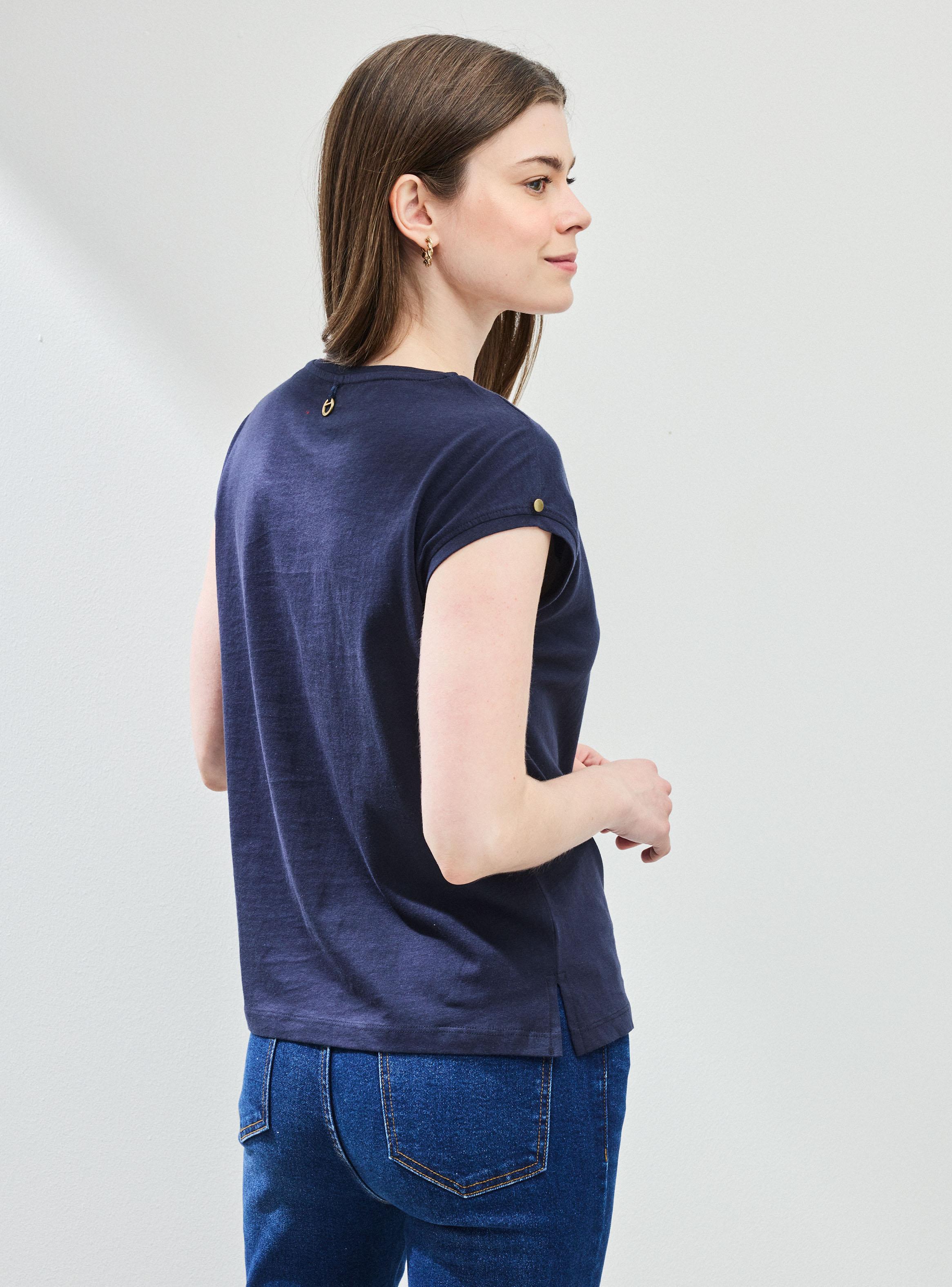 Polera Básica con Detalle de Botón Decorativo-1