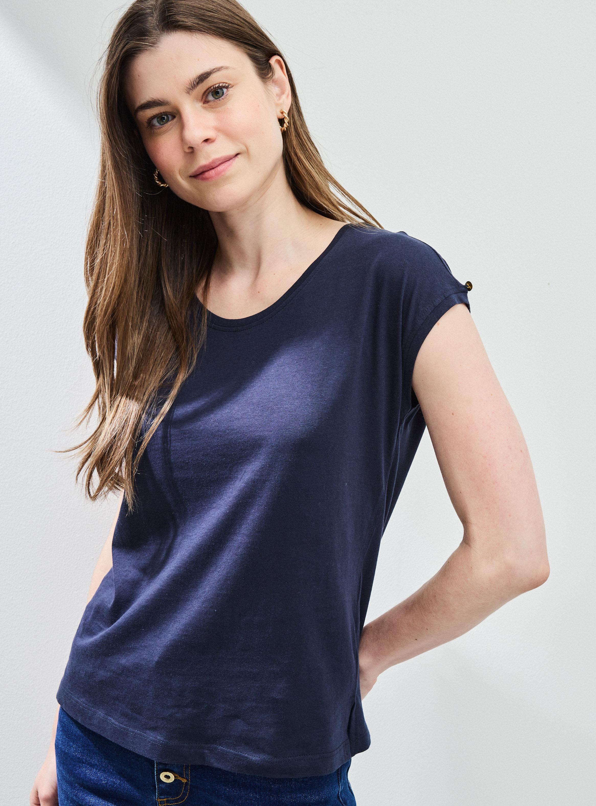 Polera Básica con Detalle de Botón Decorativo-2