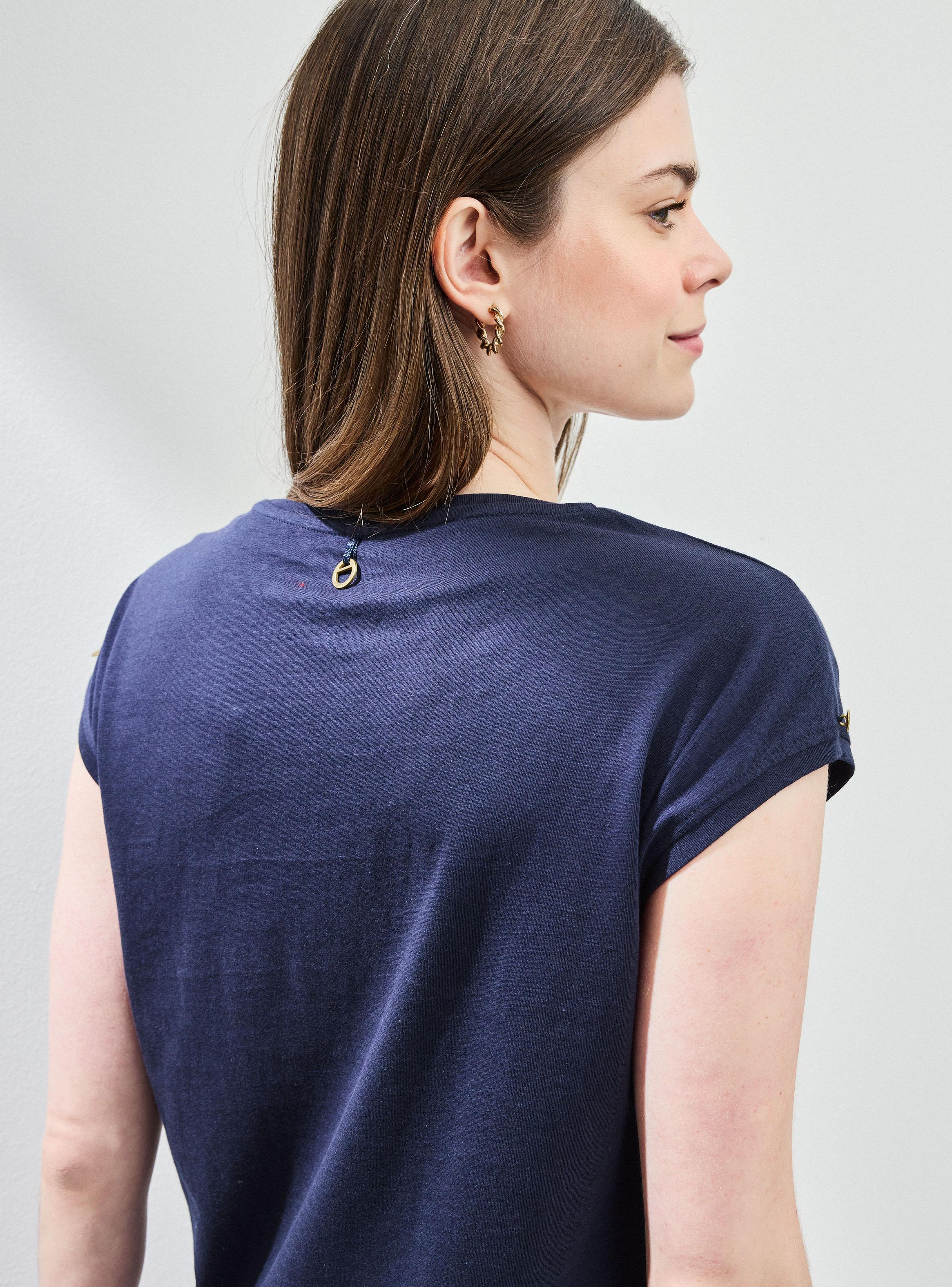 Polera Básica con Detalle de Botón Decorativo-3