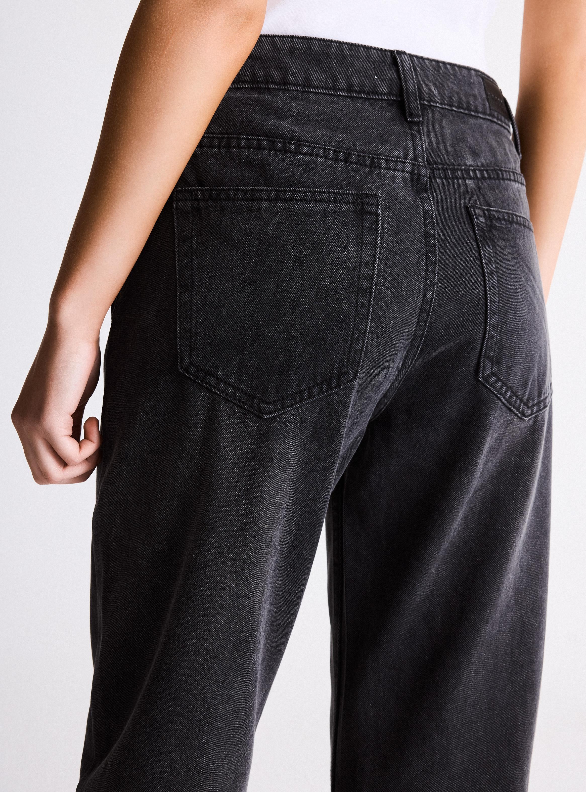Jeans Straight con Aplicación de Tachas Bolsillo Delantero-3