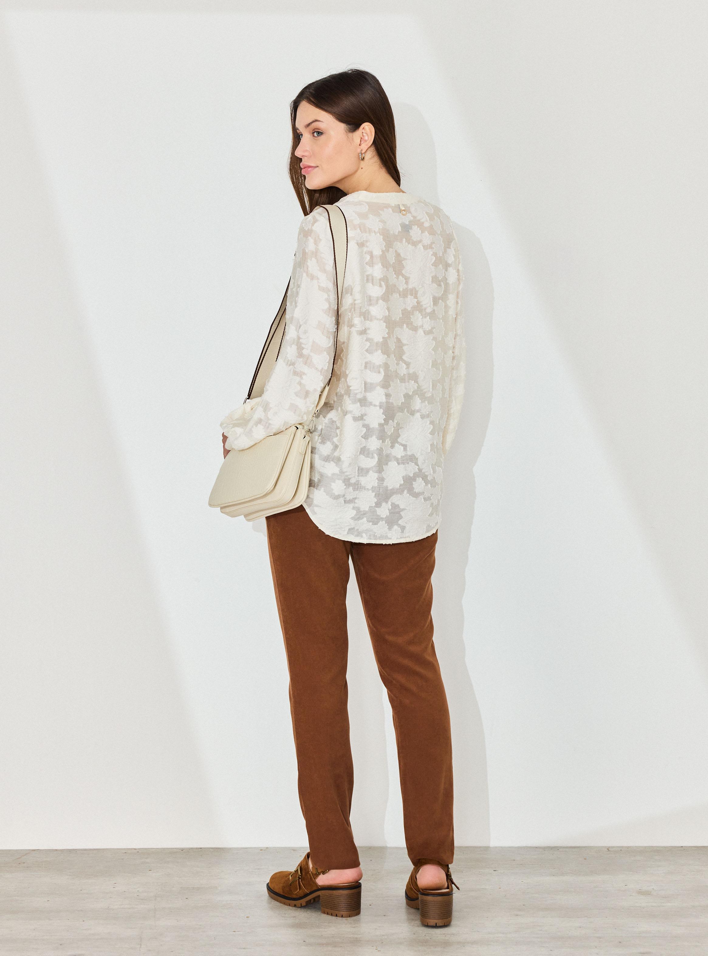 Blusa Semitransparente con Flores en Relieve-5
