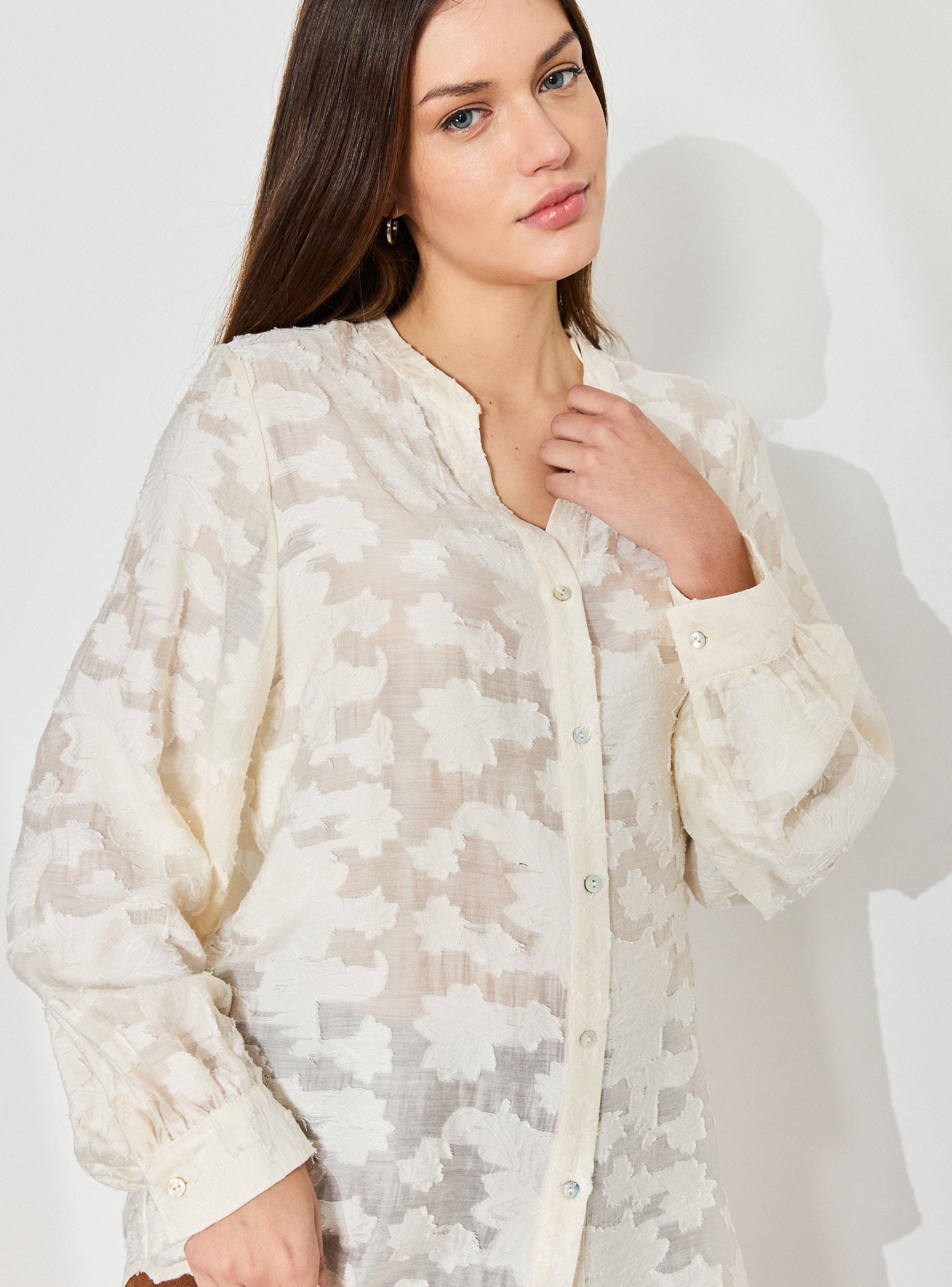 Blusa Semitransparente con Flores en Relieve-2