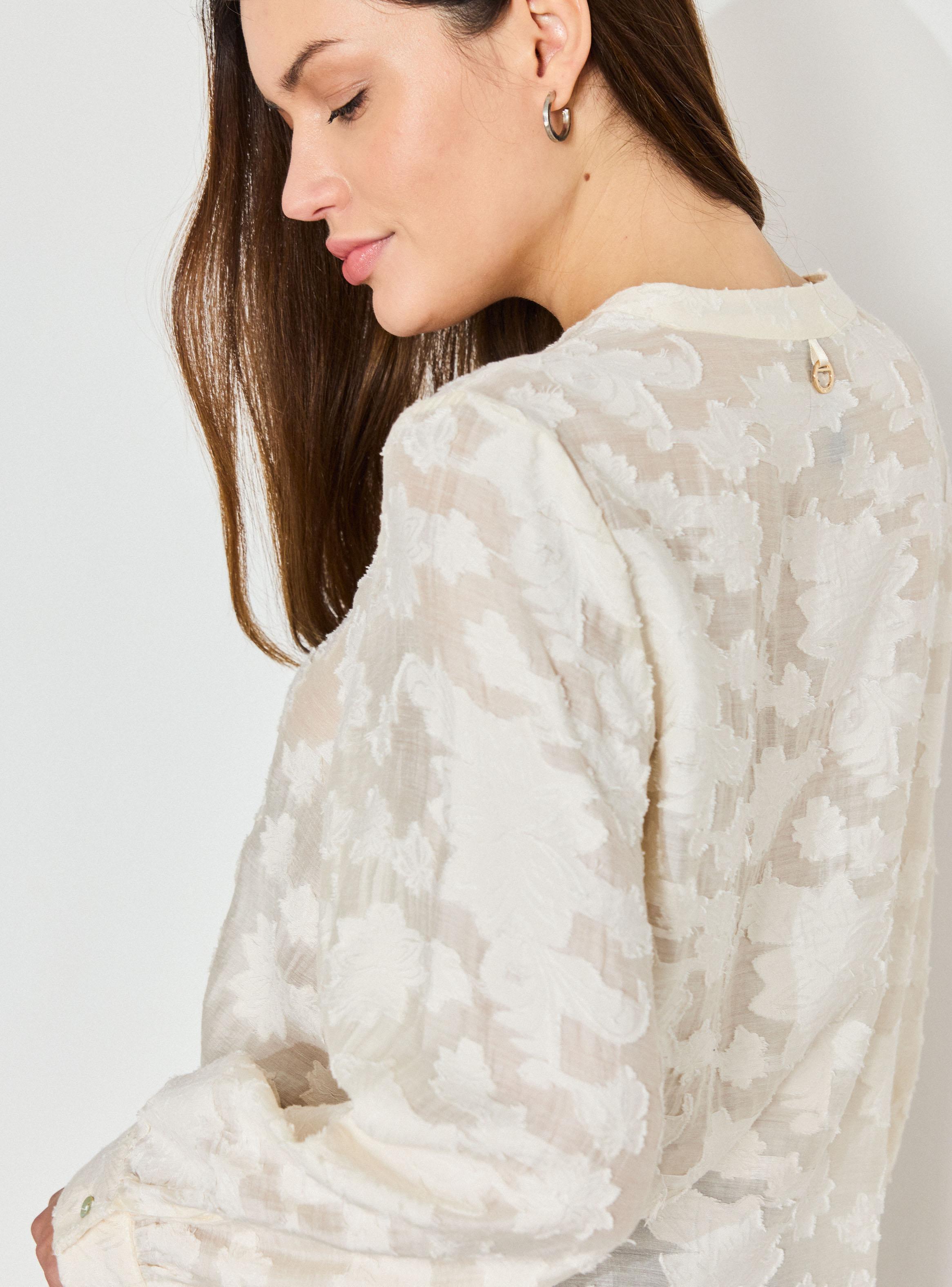 Blusa Semitransparente con Flores en Relieve-3