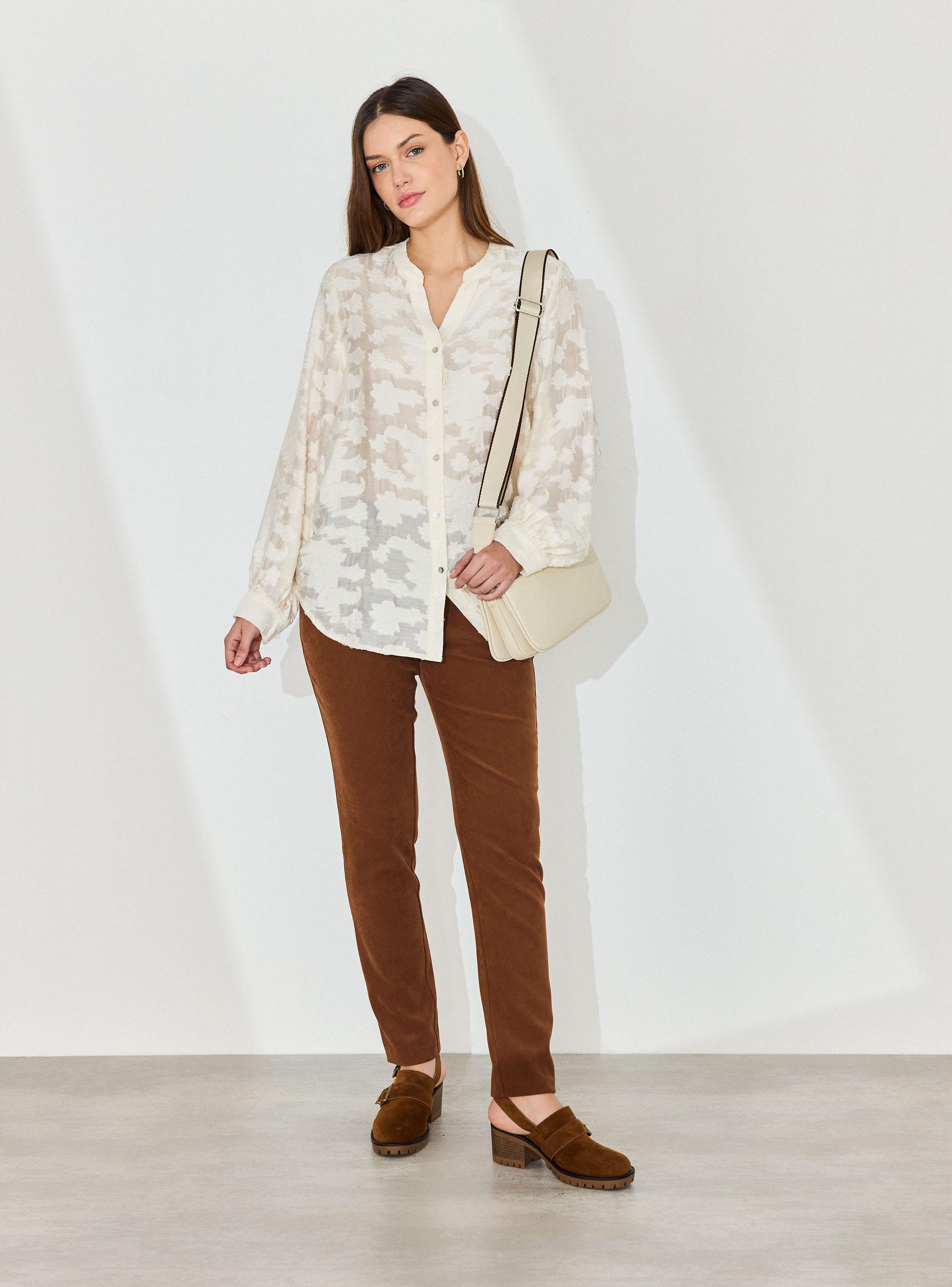 Blusa Semitransparente con Flores en Relieve-4
