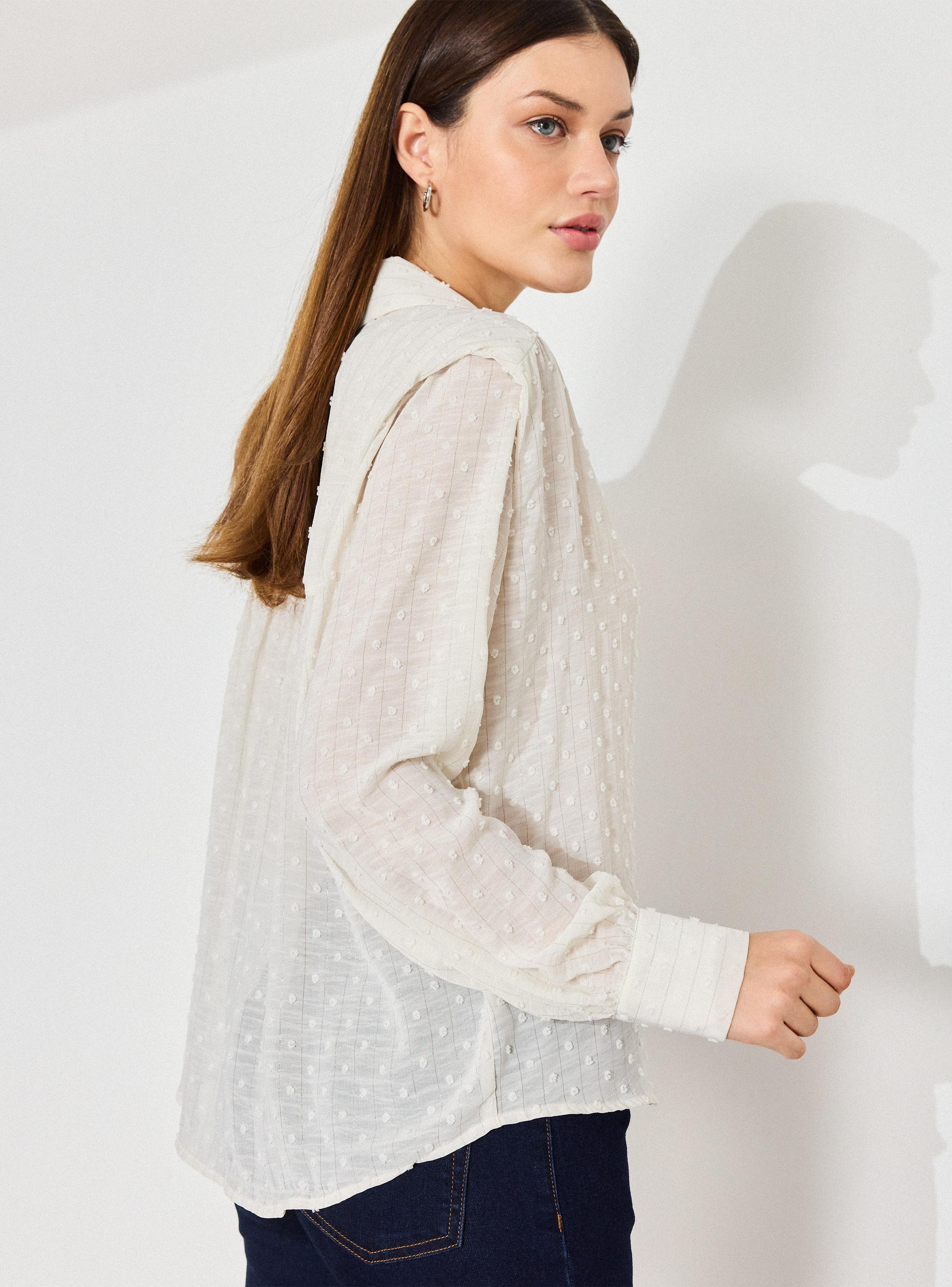 Blusa Semitransparente con Textura de Lunares-3