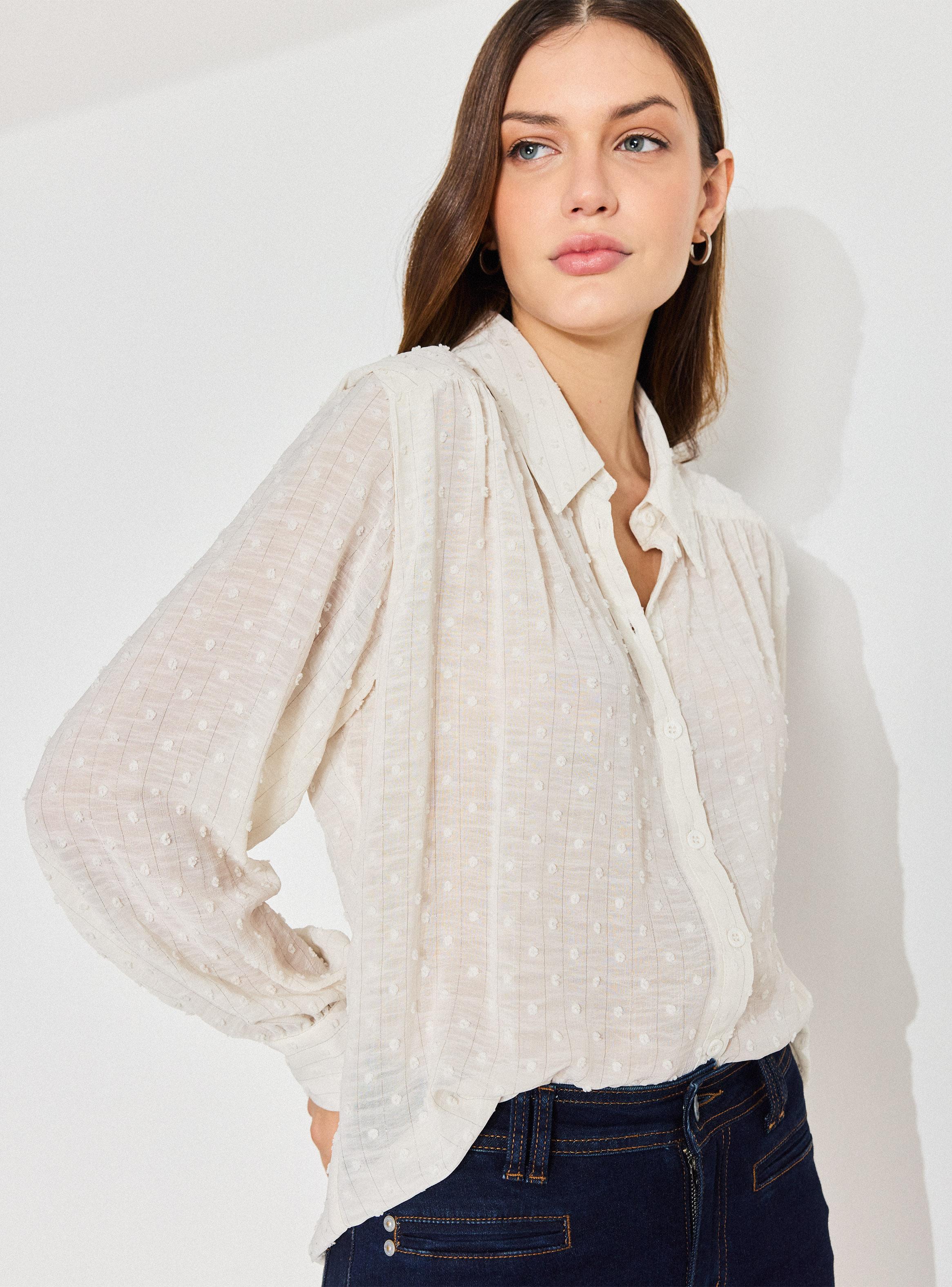 Blusa Semitransparente con Textura de Lunares-2