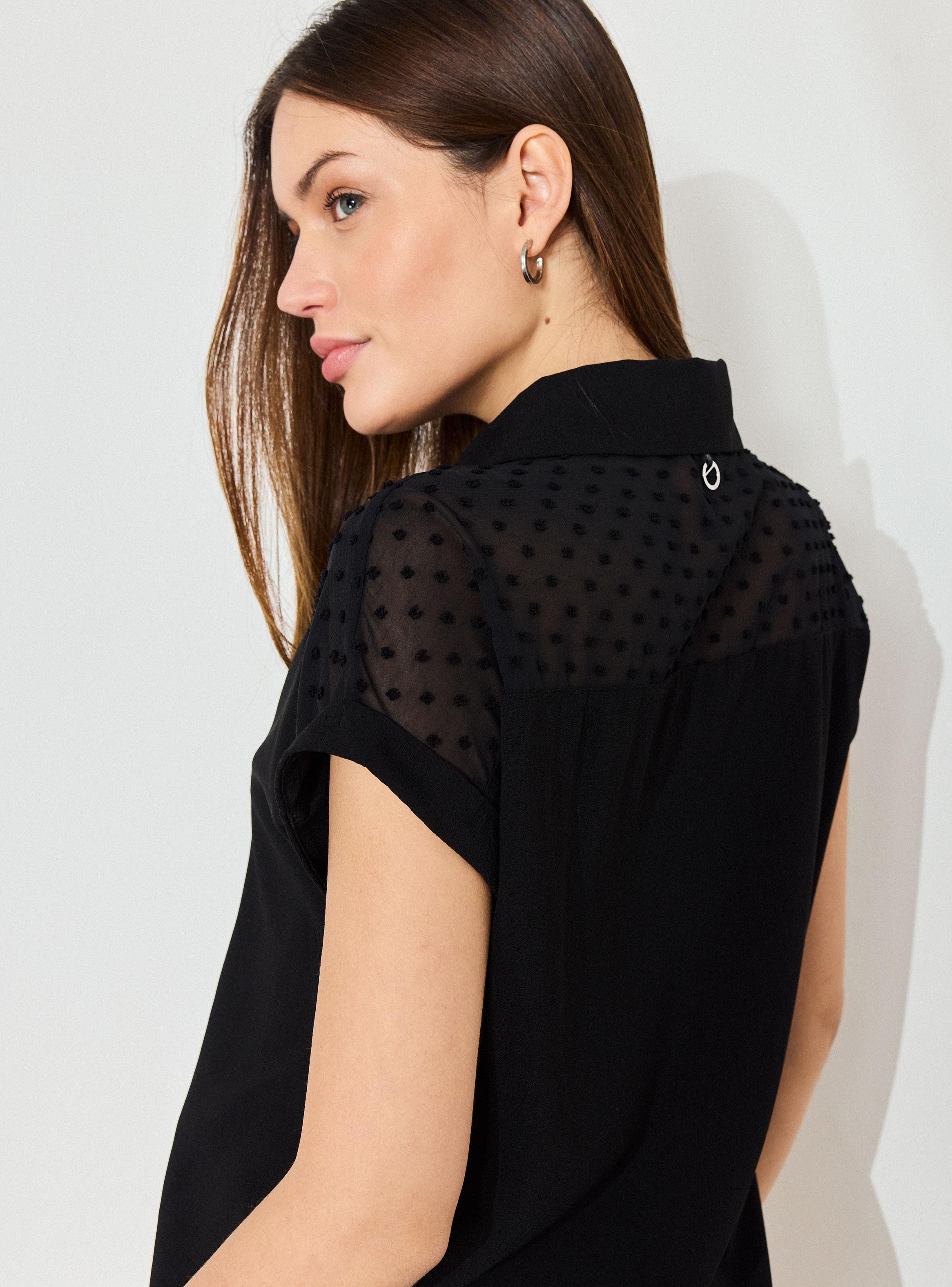 Blusa con Detalle de Tela Texturizada en Hombros-3