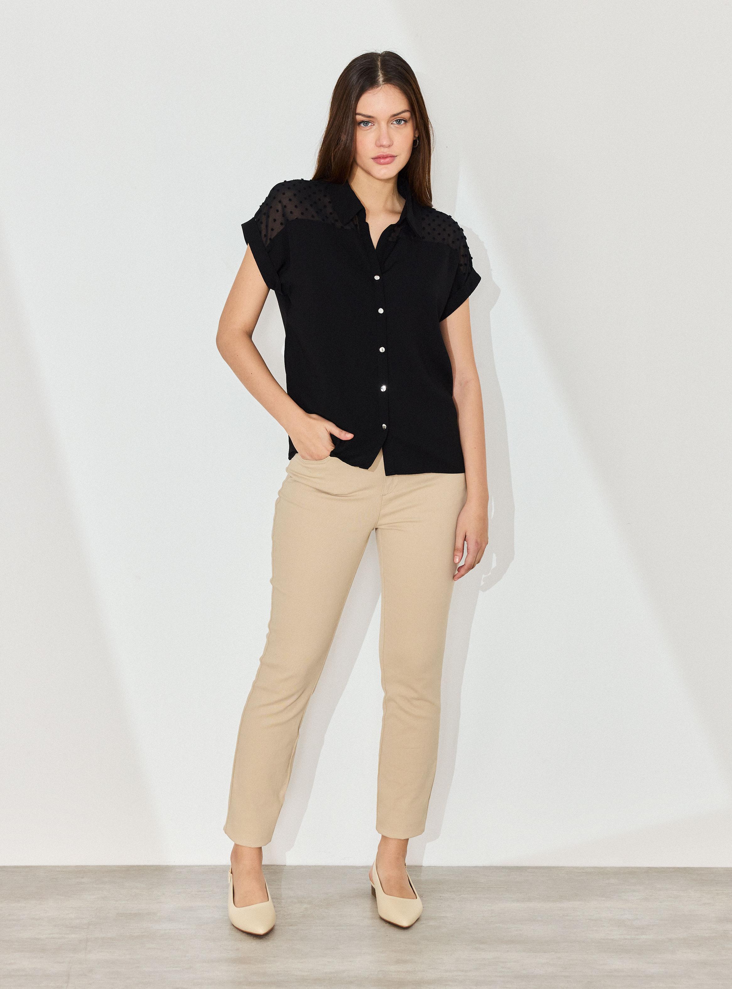 Blusa con Detalle de Tela Texturizada en Hombros-4