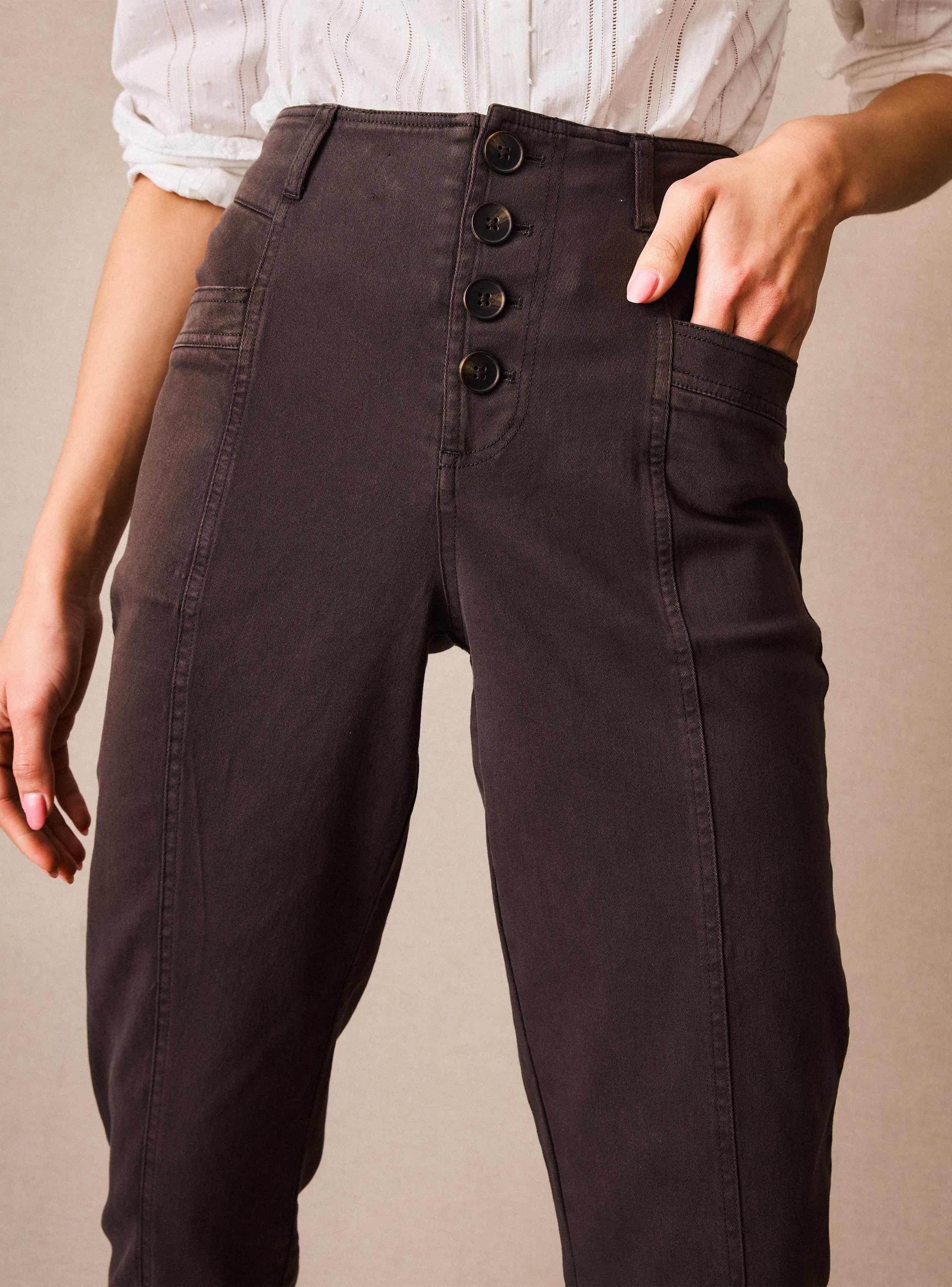 Pantalón Botones a la Vista y Corte en Pierna-2