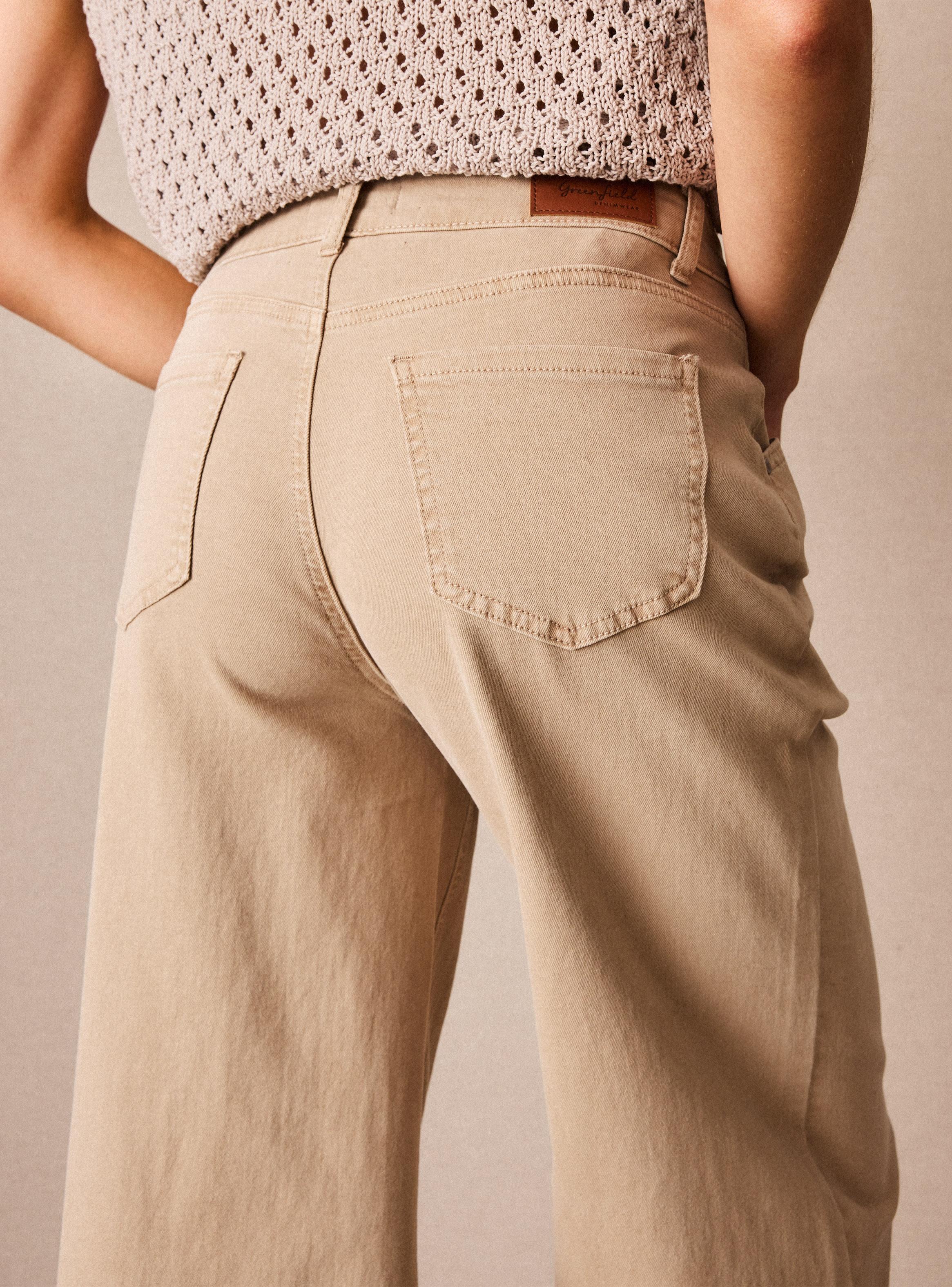Jeans Color con Front Yoke y Pasador Trenzado-3