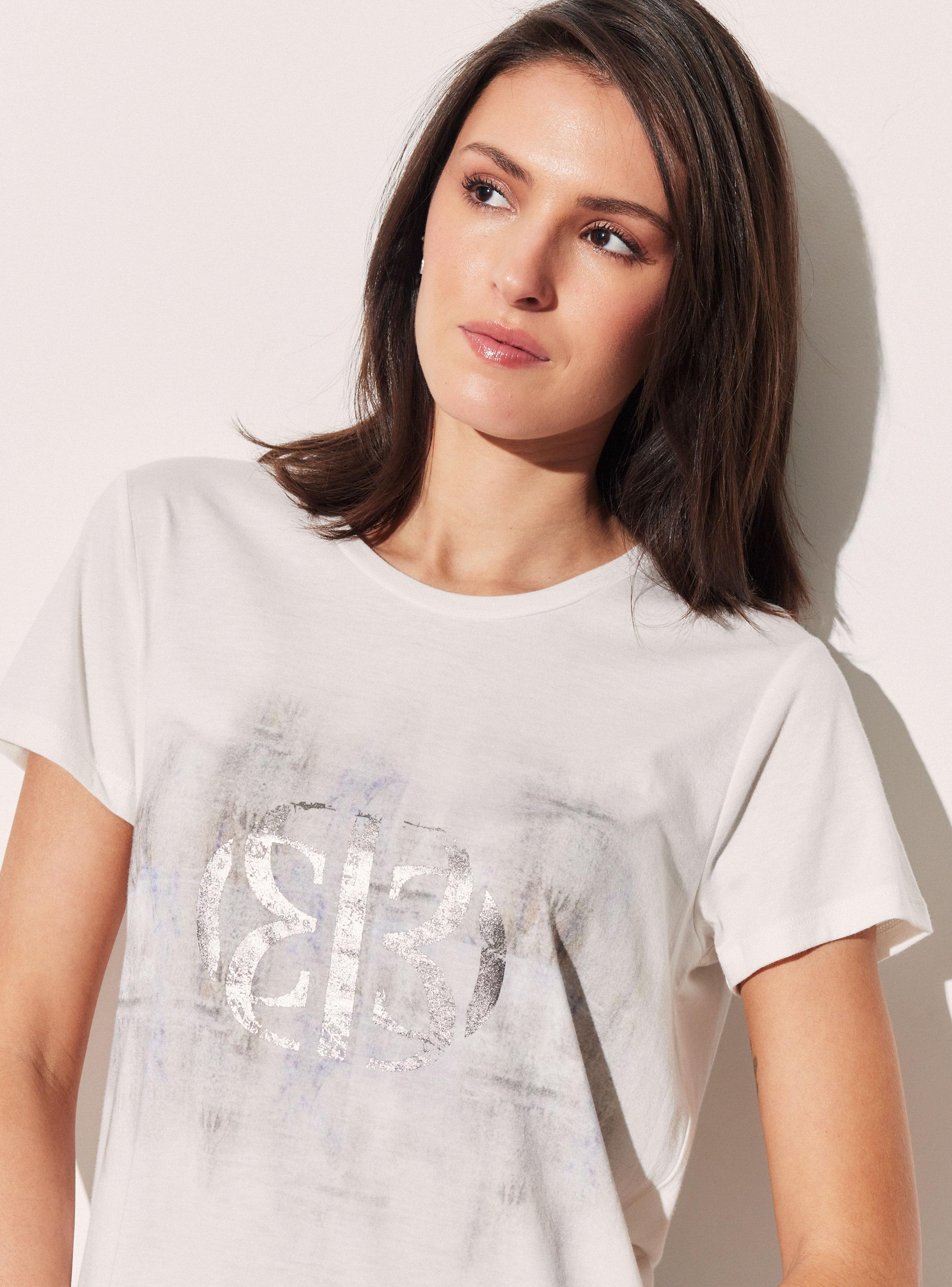 Polera Estampada con Logo en Folia-2