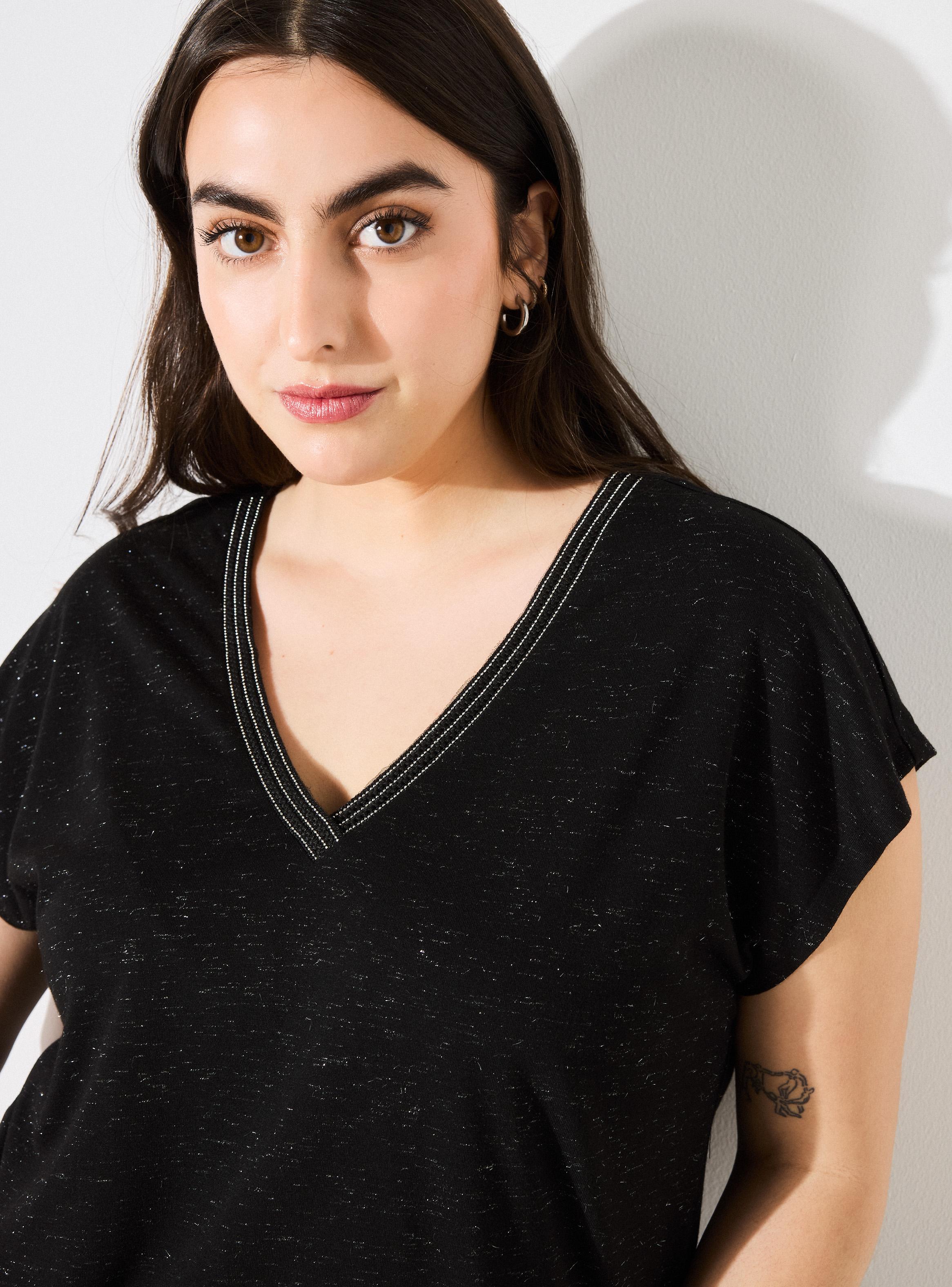 Polera Escote V con Aplicación Curvy-3