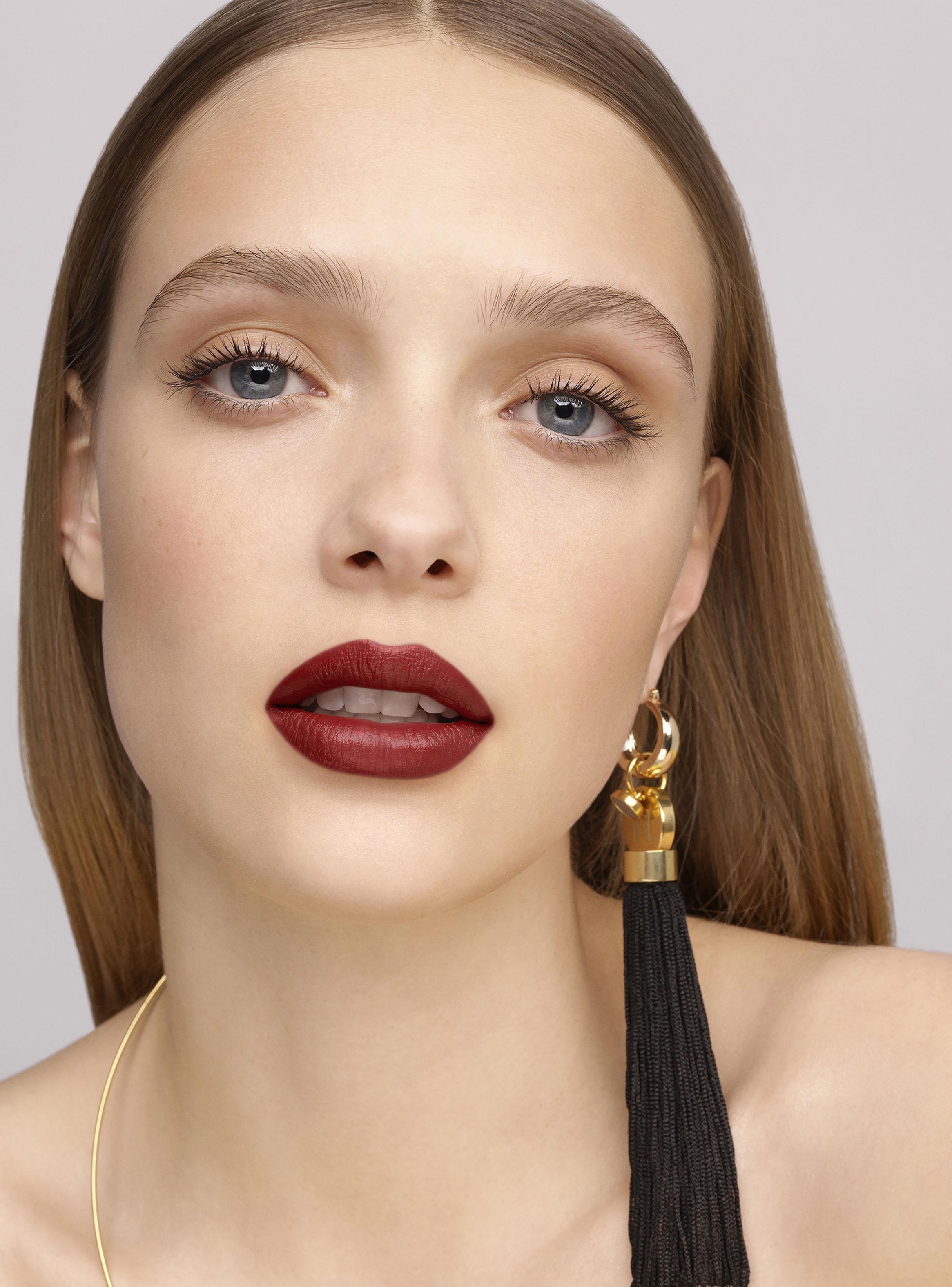 Fabulous Kiss Lipstick Satin Carolina Herrera 372 Kiss Of Luck 3.5g-3