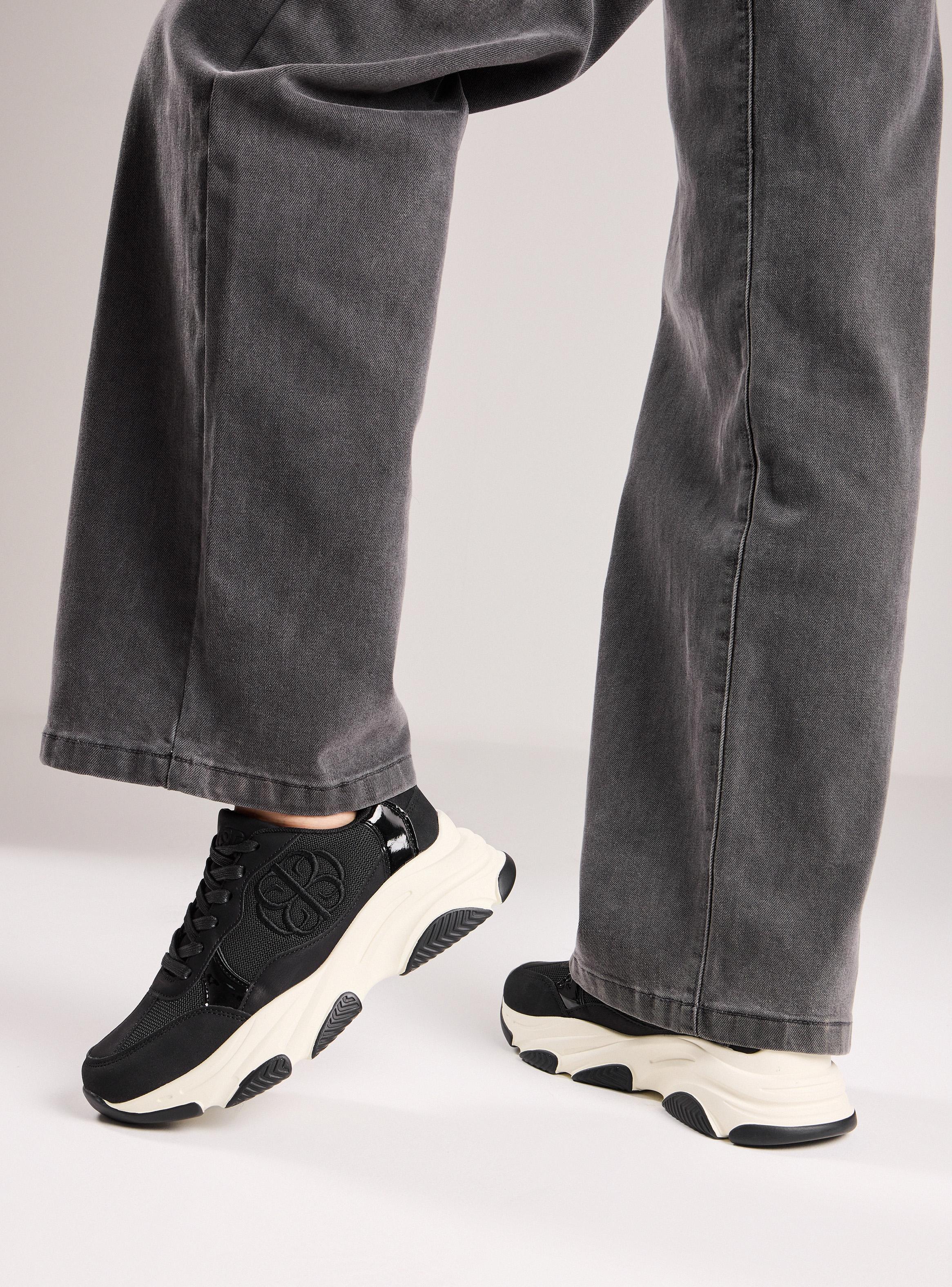 Zapatilla Urbana Acolchada Efecto Cuero Mujer-4