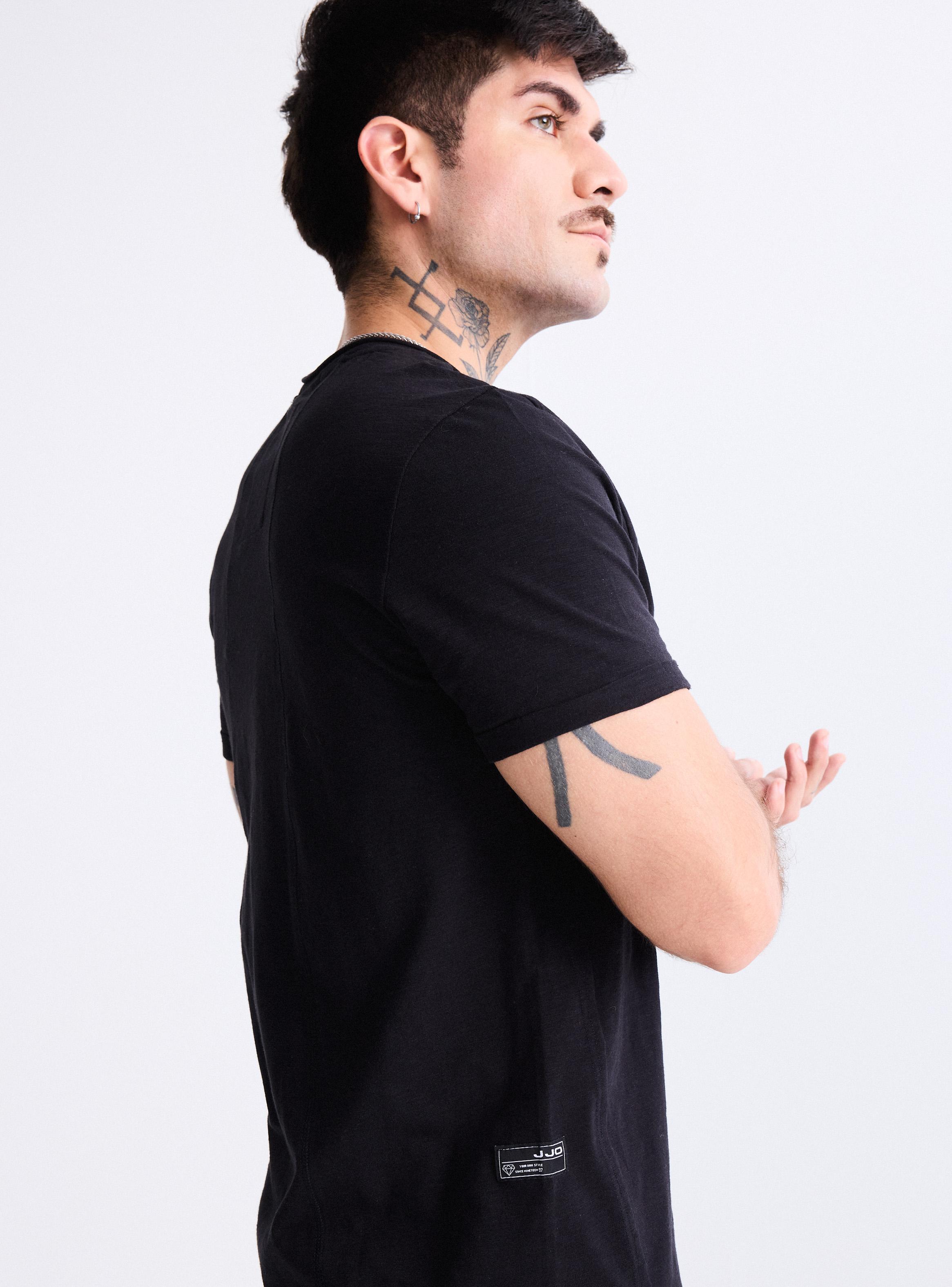 Polera Ed Hardy Long Fit Estampado y Parche-3