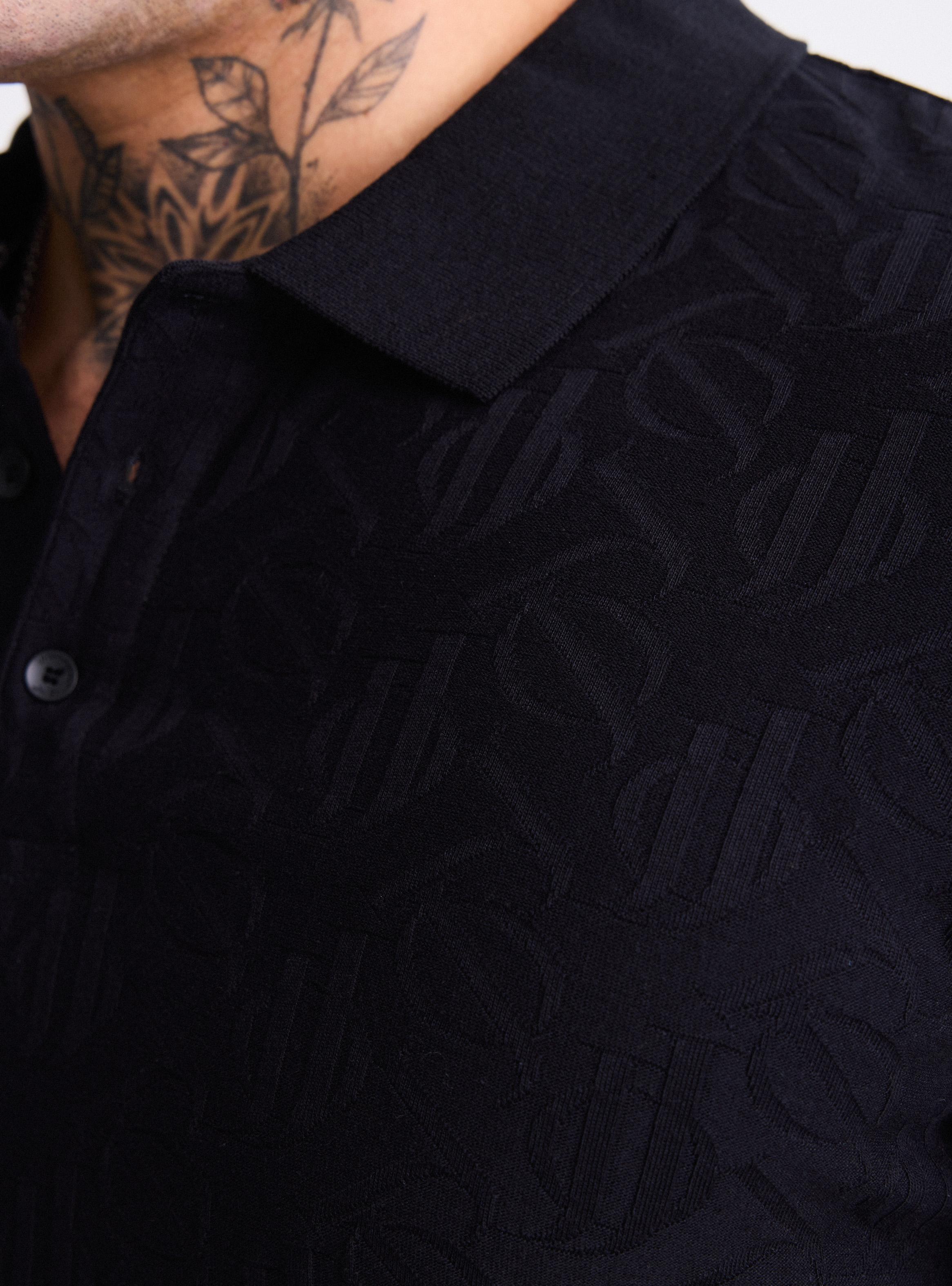 Polera Cuello Polo Tela con Patrón de Marca-2