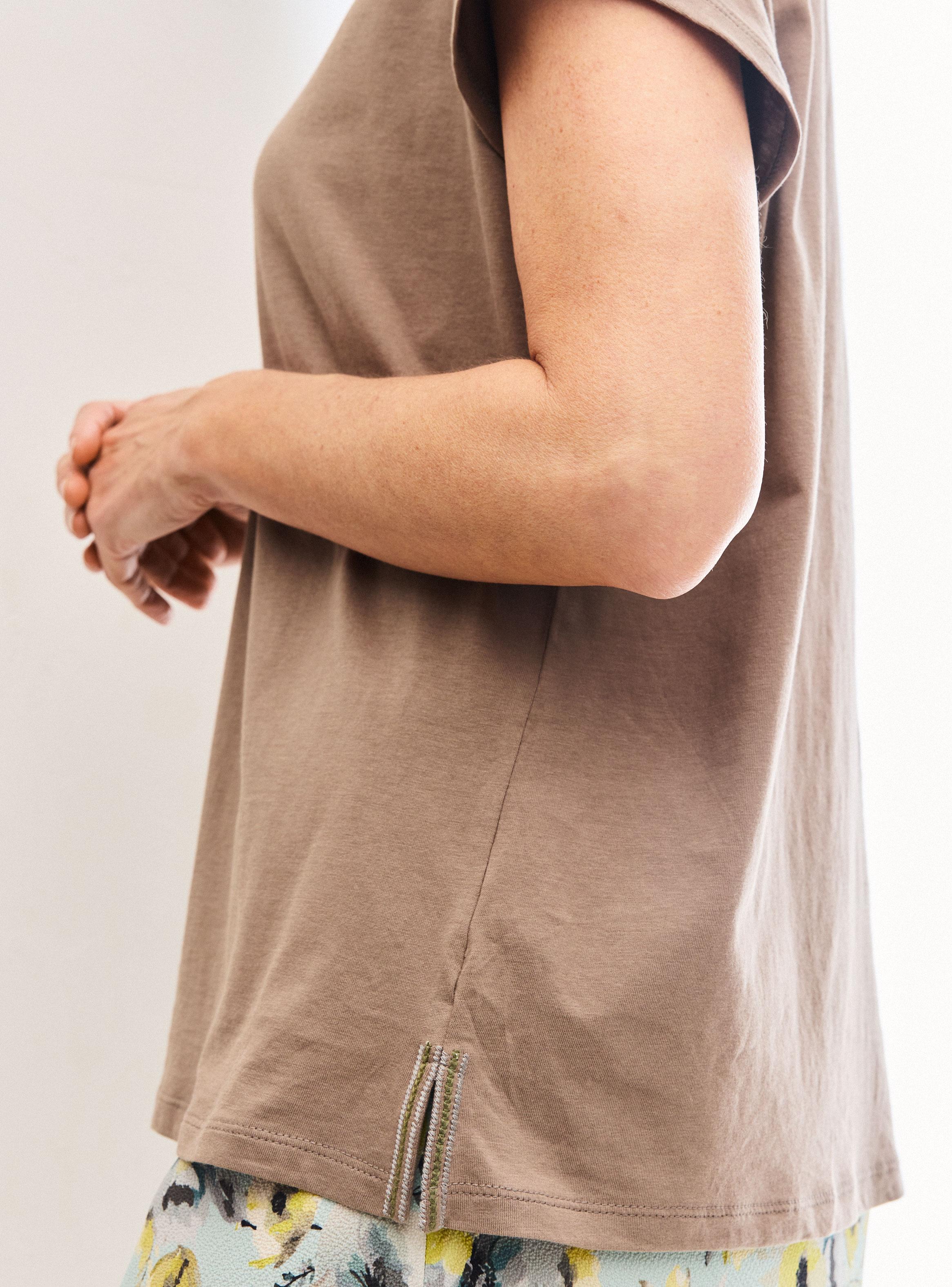 Polera con Bordado en Hombros Cuello y Costadillo-3