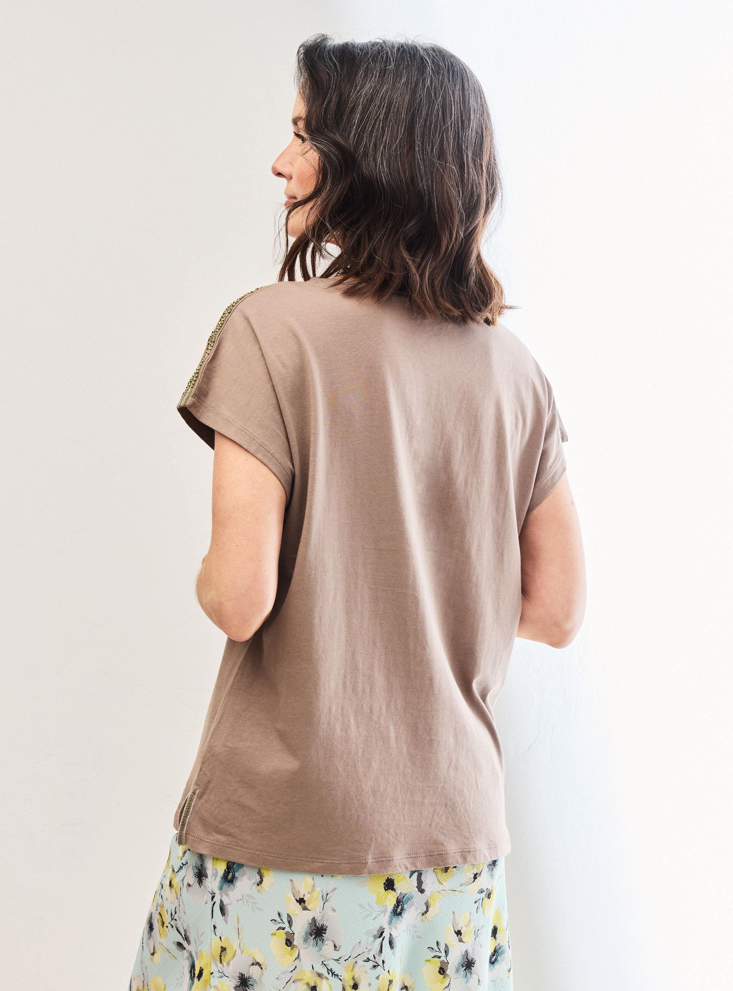 Polera con Bordado en Hombros Cuello y Costadillo-1