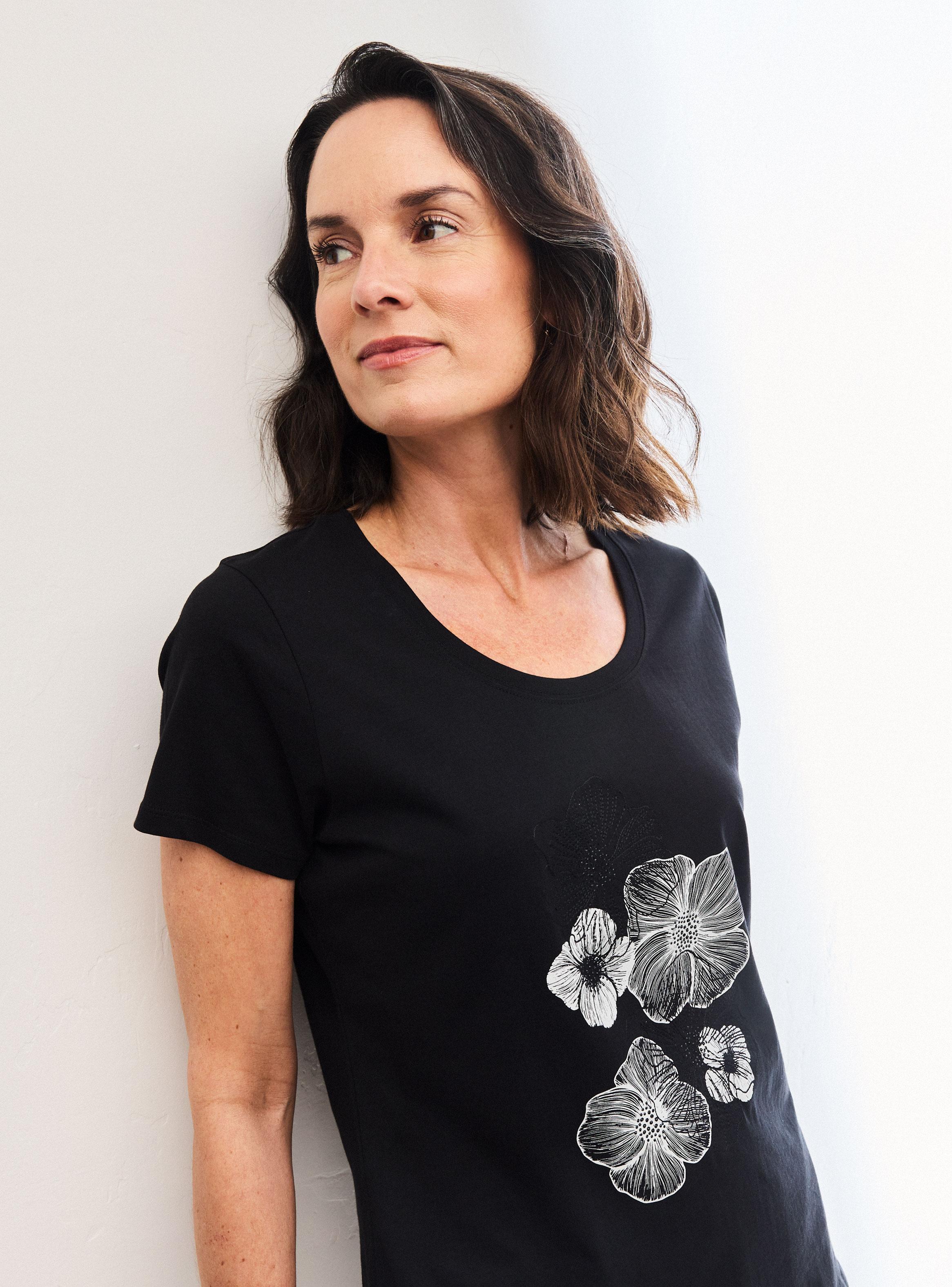 Polera Básica con Gráfica Frontal Detalle Bordado-2